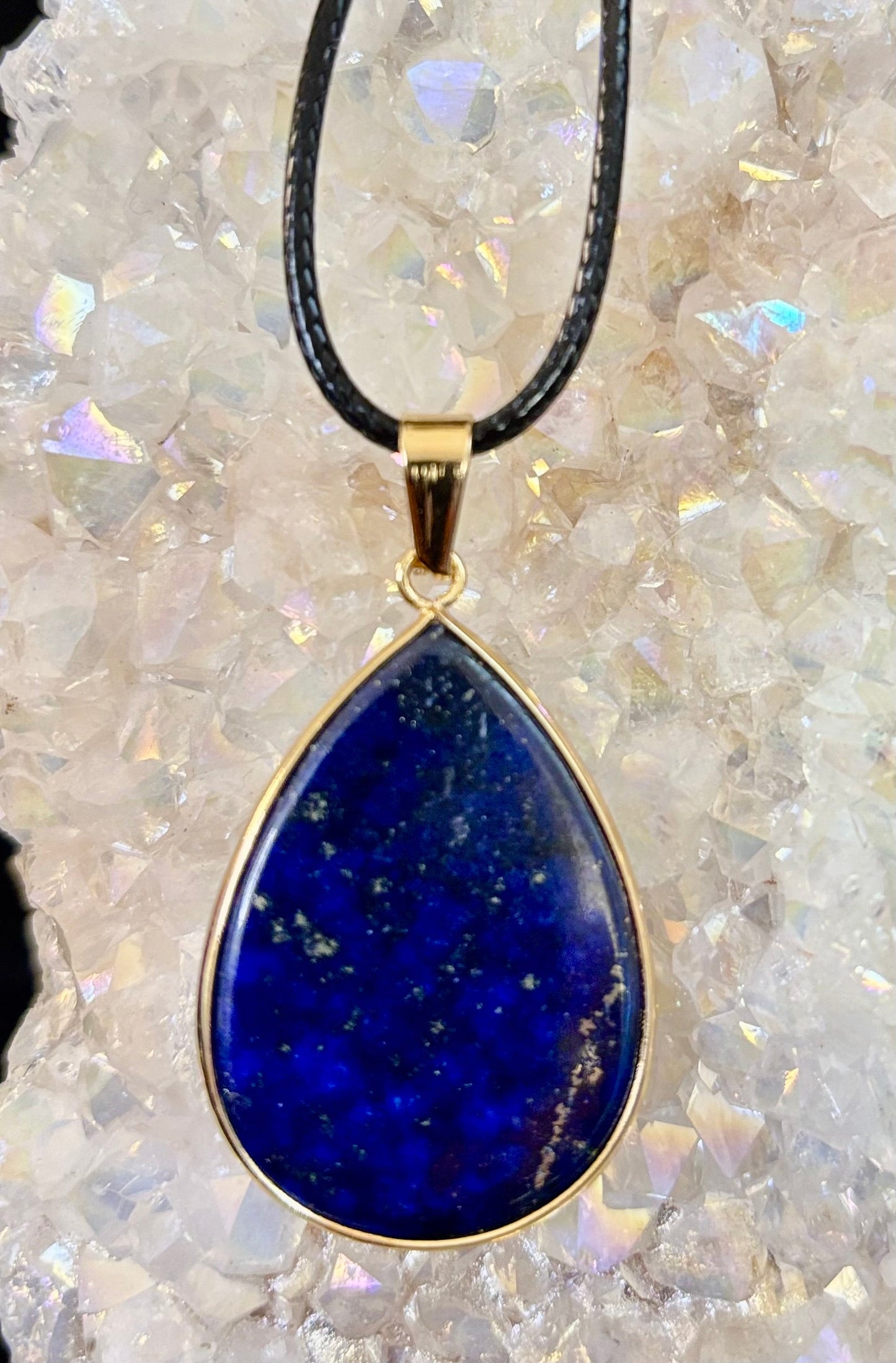 Collar con colgante real de lapislázuli – Gema azul natural en cuerda de cuero de 22” (2 estilos)