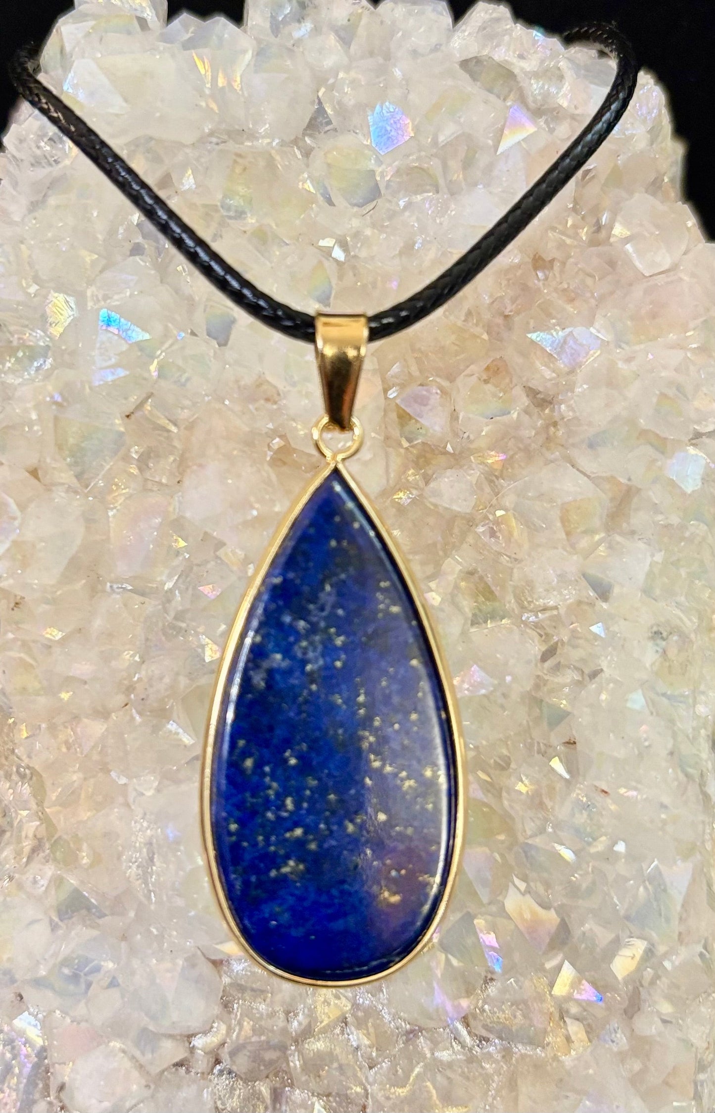 Collar con colgante real de lapislázuli – Gema azul natural en cuerda de cuero de 22” (2 estilos)