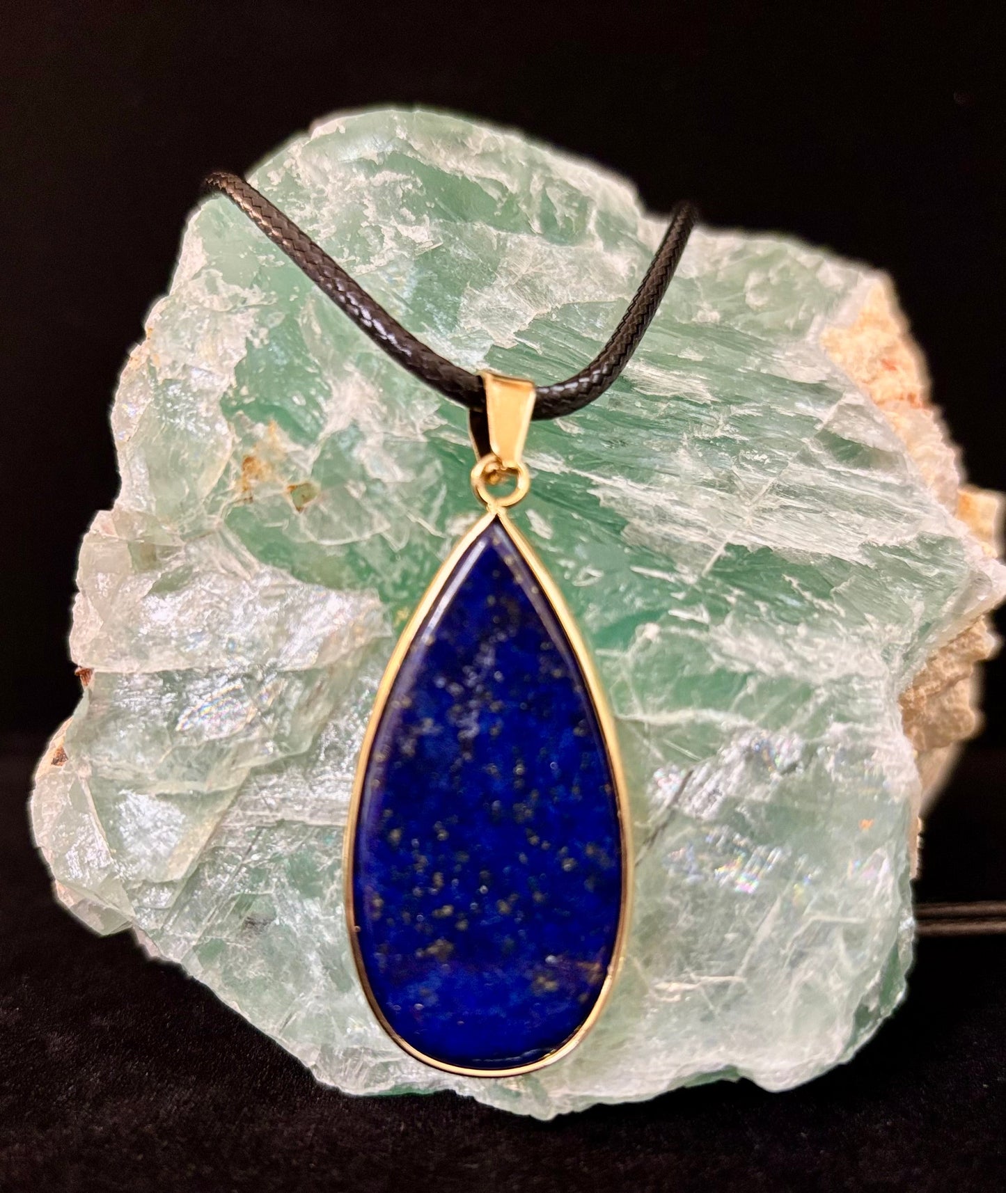 Collar con colgante real de lapislázuli – Gema azul natural en cuerda de cuero de 22” (2 estilos)