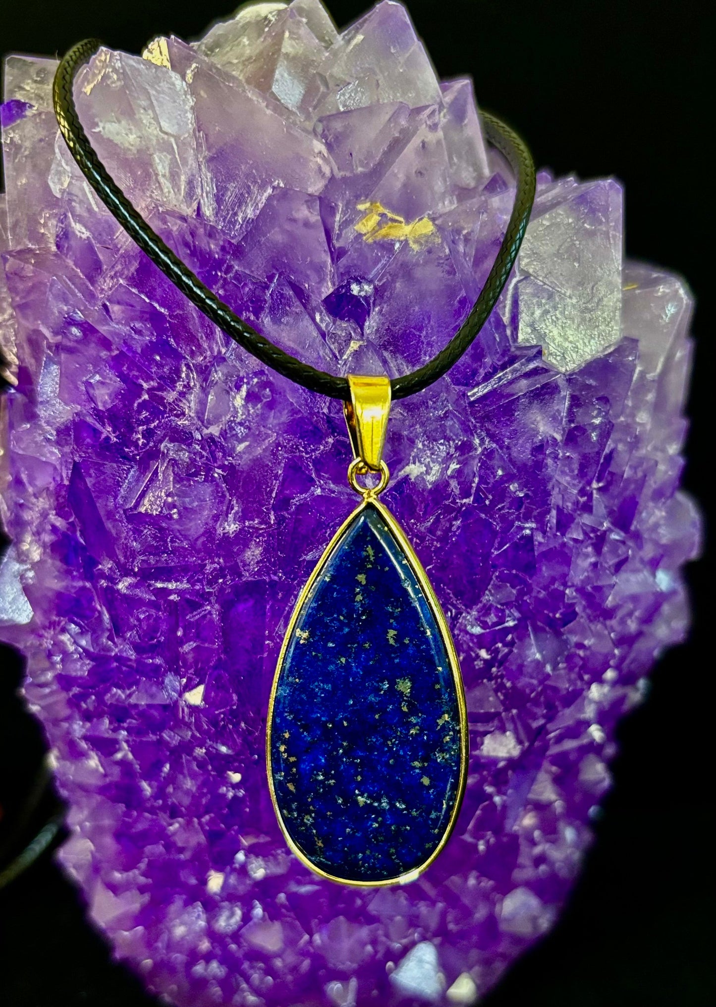 Collar con colgante real de lapislázuli – Gema azul natural en cuerda de cuero de 22” (2 estilos)