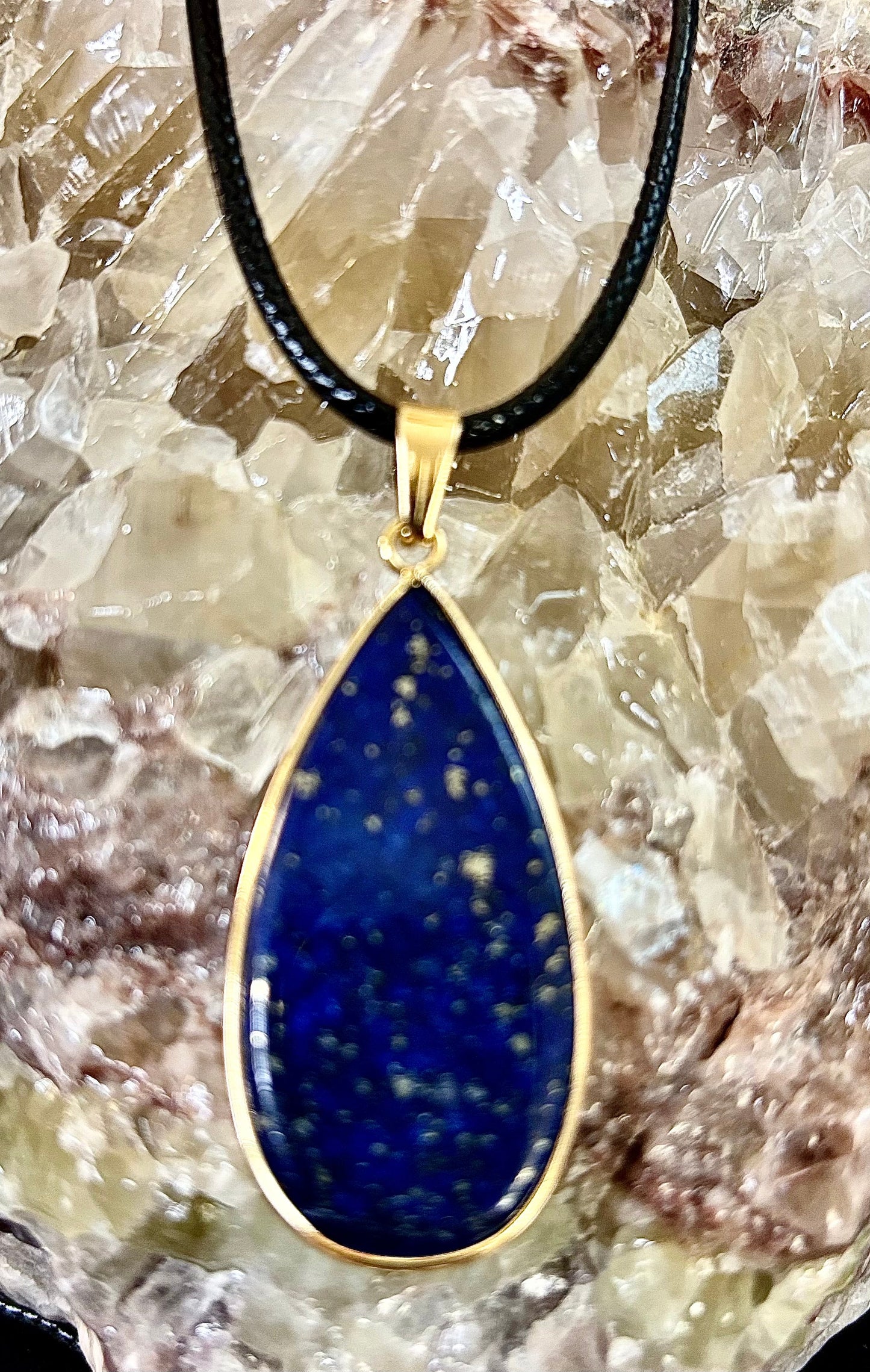 Collar con colgante real de lapislázuli – Gema azul natural en cuerda de cuero de 22” (2 estilos)