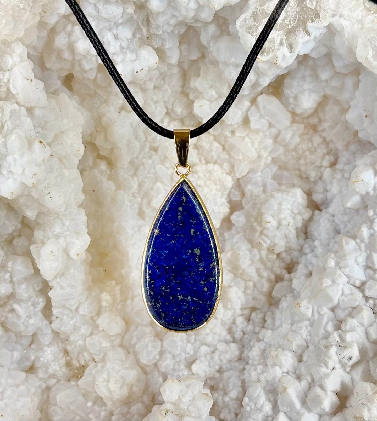 Collar con colgante real de lapislázuli – Gema azul natural en cuerda de cuero de 22” (2 estilos)