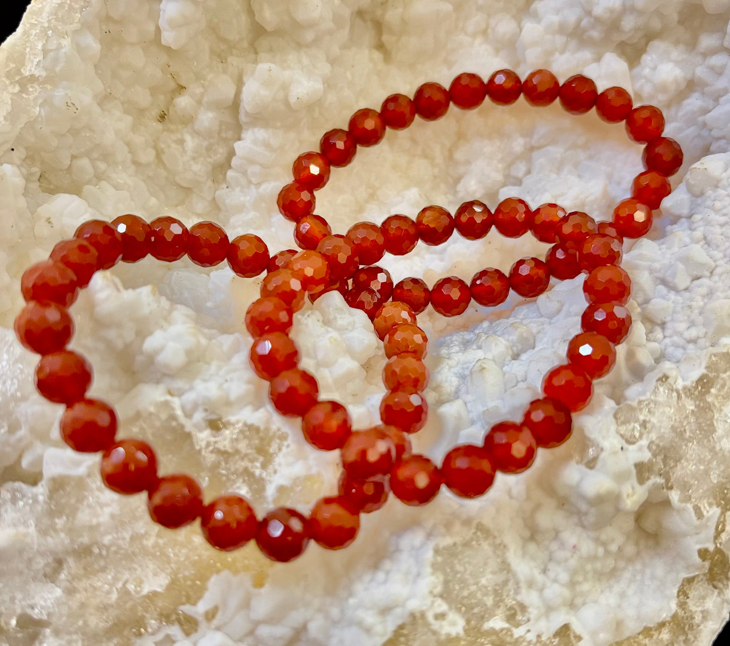 Pulsera de Poder de Ágata Roja Poliédrica – Fuerza, Enraizamiento y Vitalidad (8mm, Muñeca Pequeña-Mediana)