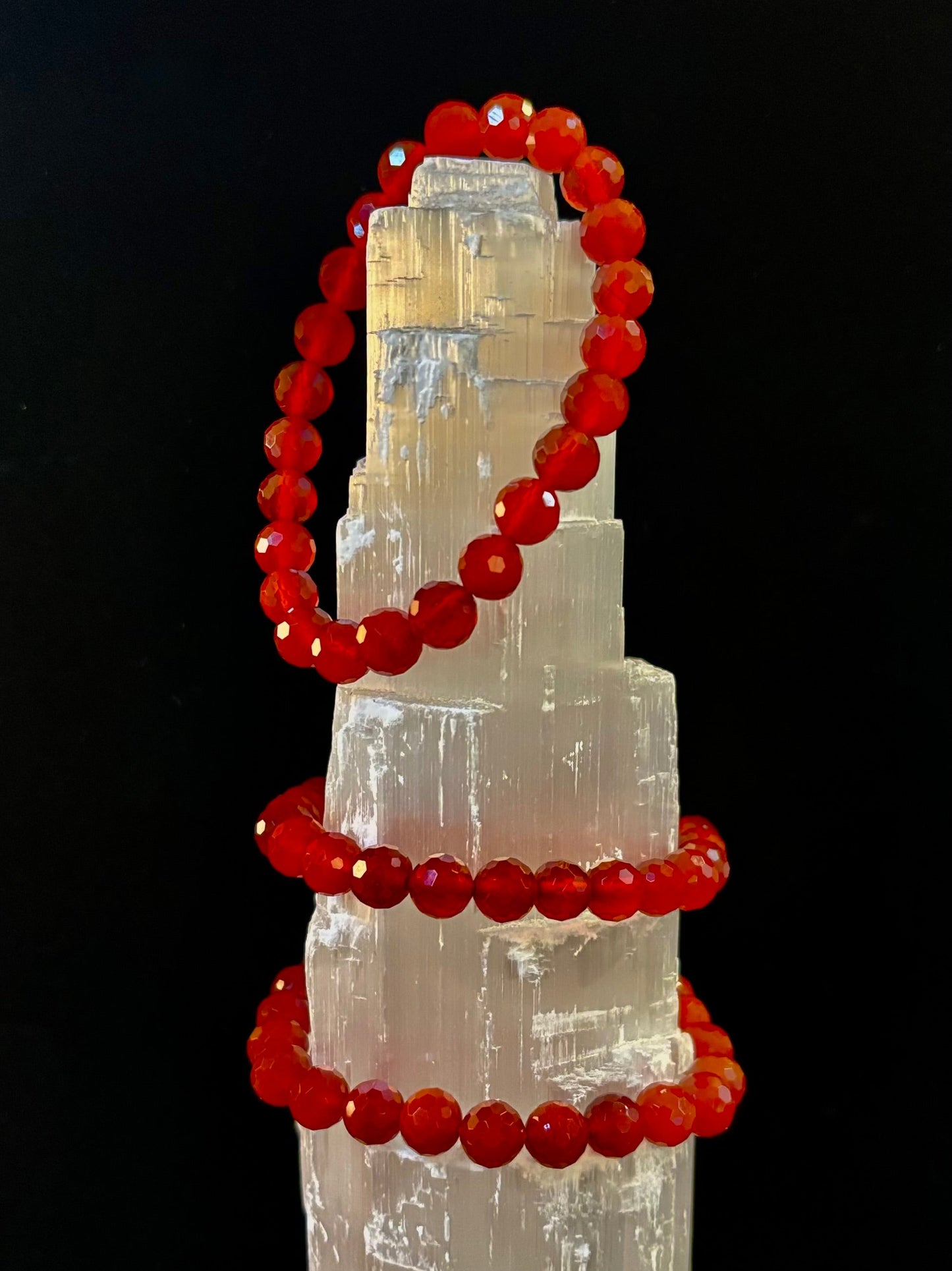 Pulsera de Poder de Ágata Roja Poliédrica – Fuerza, Enraizamiento y Vitalidad (8mm, Muñeca Pequeña-Mediana)