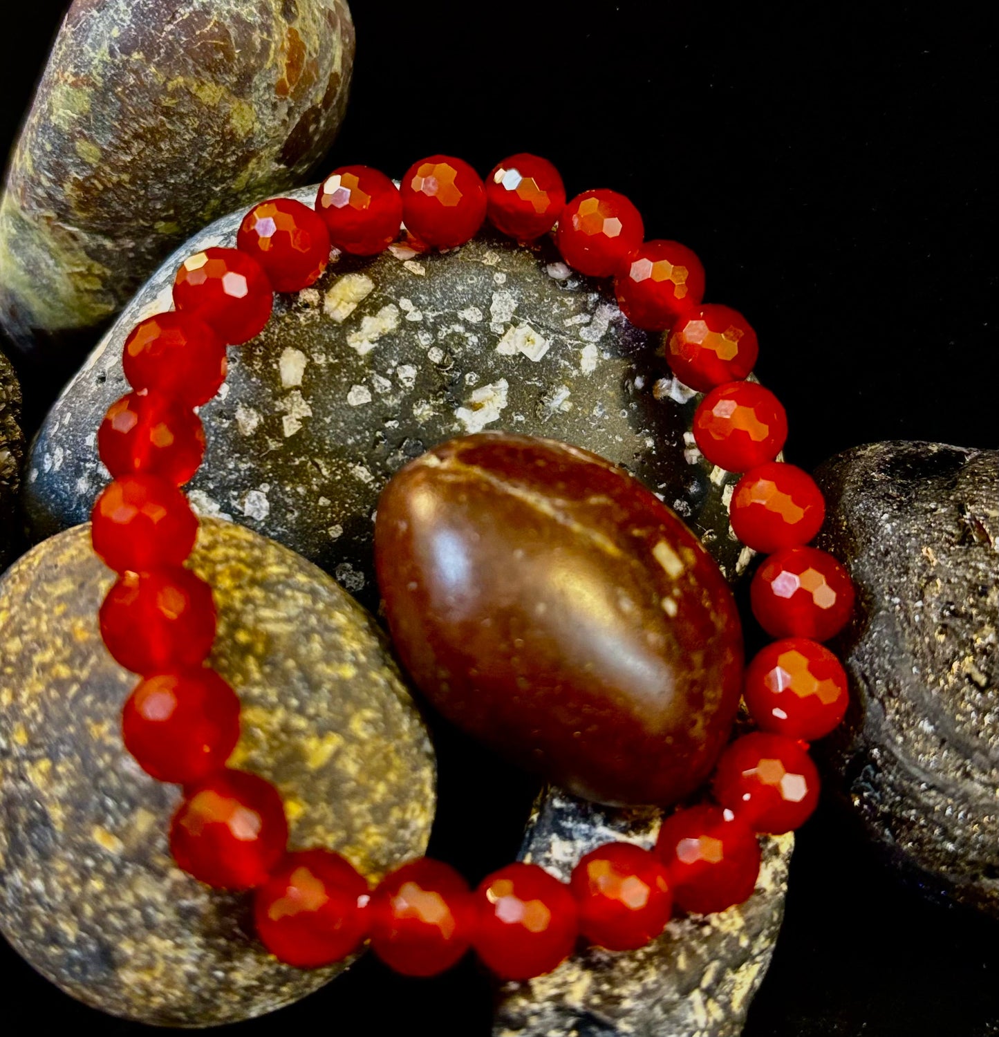 Pulsera de Poder de Ágata Roja Poliédrica – Fuerza, Enraizamiento y Vitalidad (8mm, Muñeca Pequeña-Mediana)
