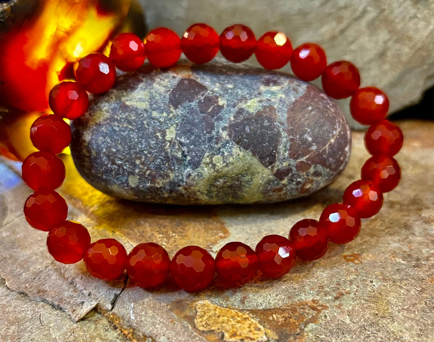 Pulsera de Poder de Ágata Roja Poliédrica – Fuerza, Enraizamiento y Vitalidad (8mm, Muñeca Pequeña-Mediana)