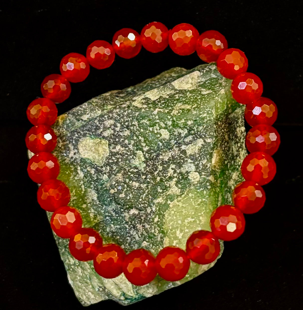 Pulsera de Poder de Ágata Roja Poliédrica – Fuerza, Enraizamiento y Vitalidad (8mm, Muñeca Pequeña-Mediana)