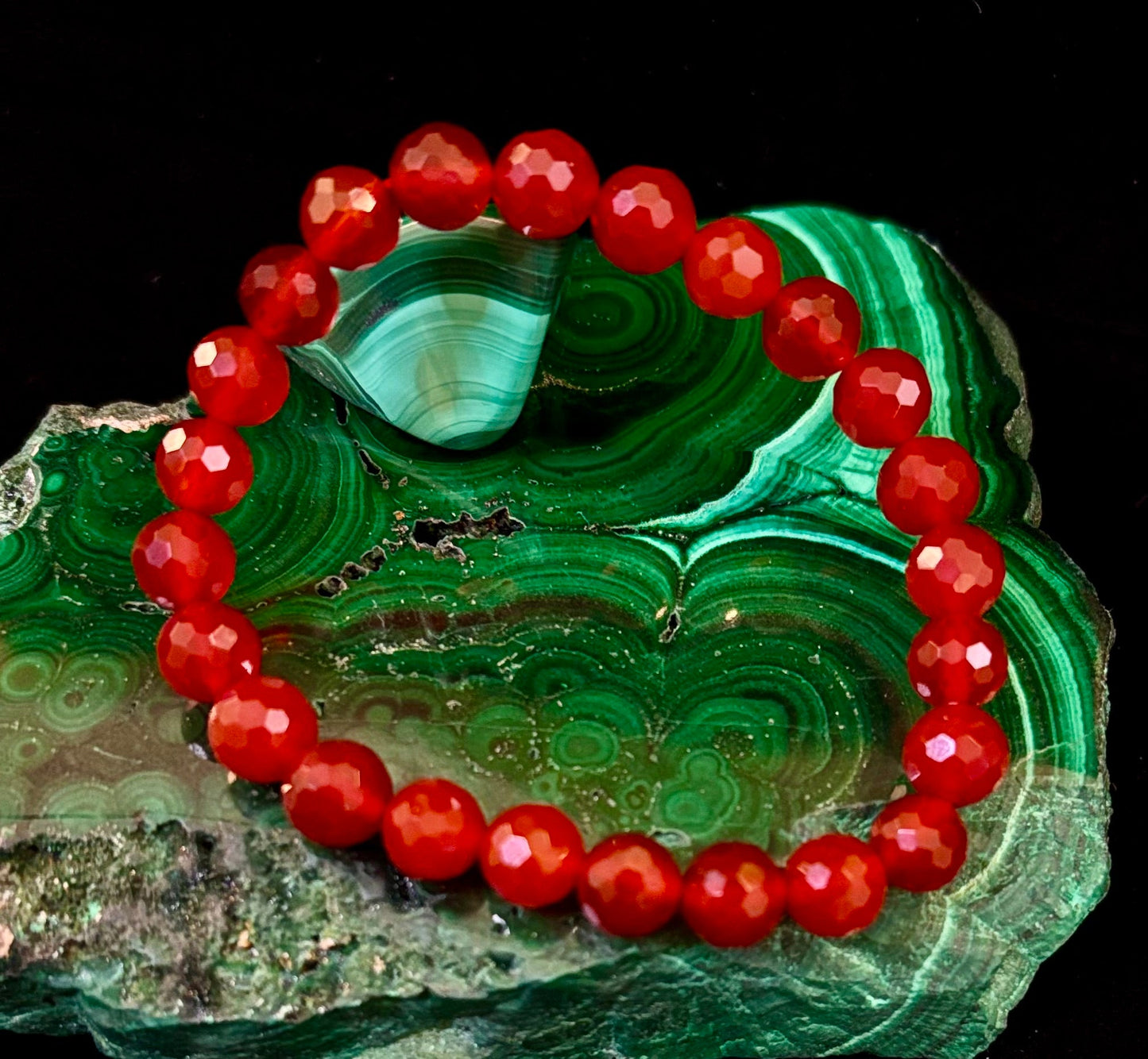 Pulsera de Poder de Ágata Roja Poliédrica – Fuerza, Enraizamiento y Vitalidad (8mm, Muñeca Pequeña-Mediana)