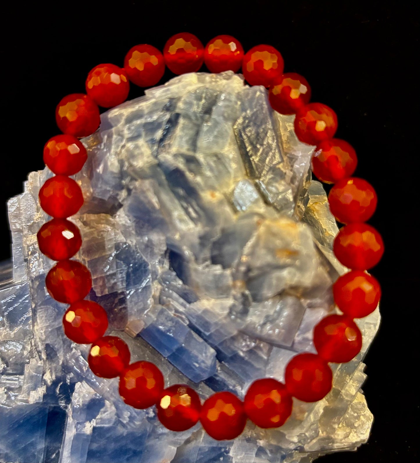Pulsera de Poder de Ágata Roja Poliédrica – Fuerza, Enraizamiento y Vitalidad (8mm, Muñeca Pequeña-Mediana)