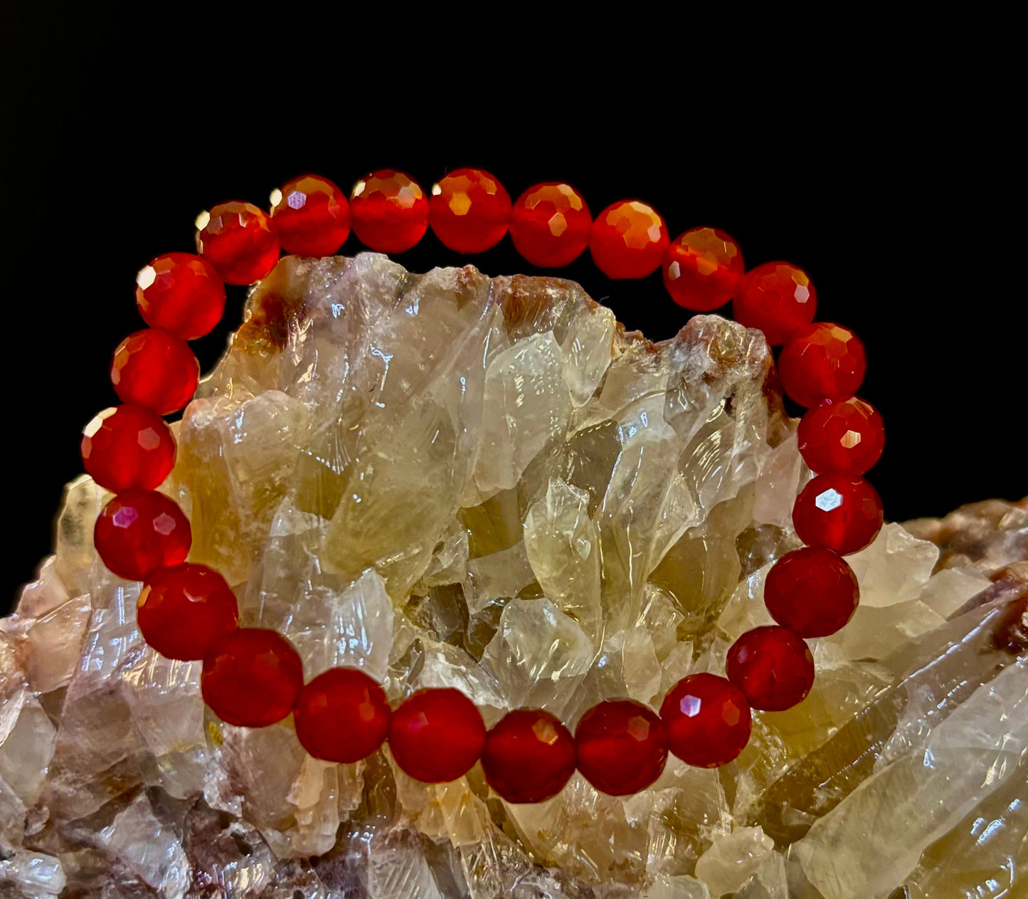 Pulsera de Poder de Ágata Roja Poliédrica – Fuerza, Enraizamiento y Vitalidad (8mm, Muñeca Pequeña-Mediana)