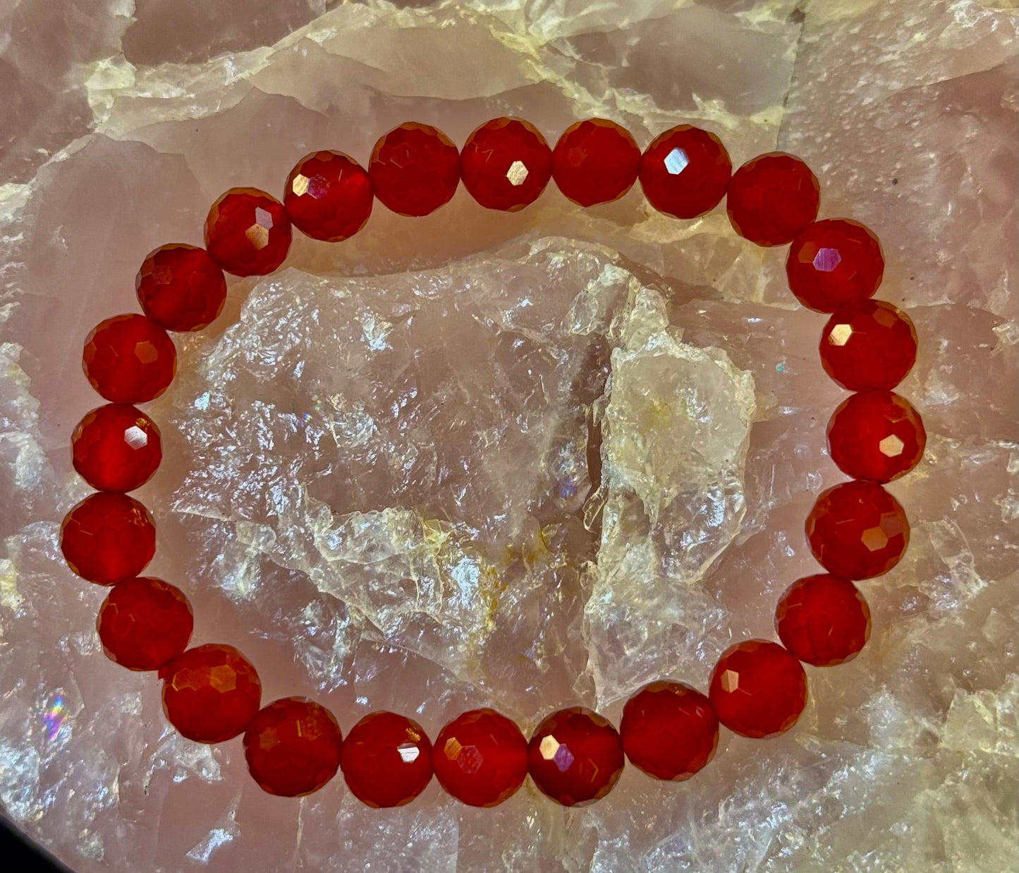 Pulsera de Poder de Ágata Roja Poliédrica – Fuerza, Enraizamiento y Vitalidad (8mm, Muñeca Pequeña-Mediana)