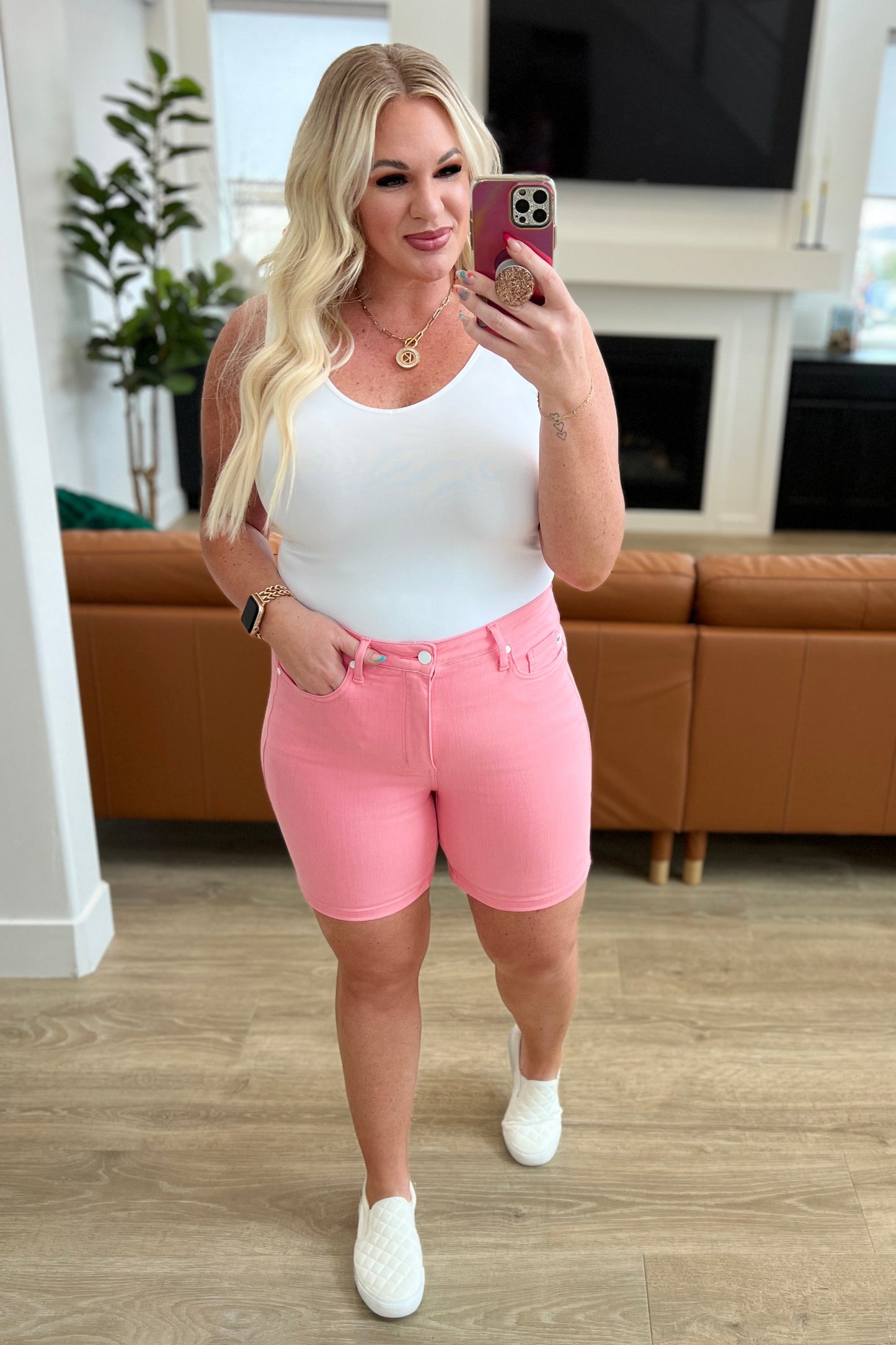 Pantalones cortos Jenna de tiro alto con control de abdomen y dobladillo en color rosa