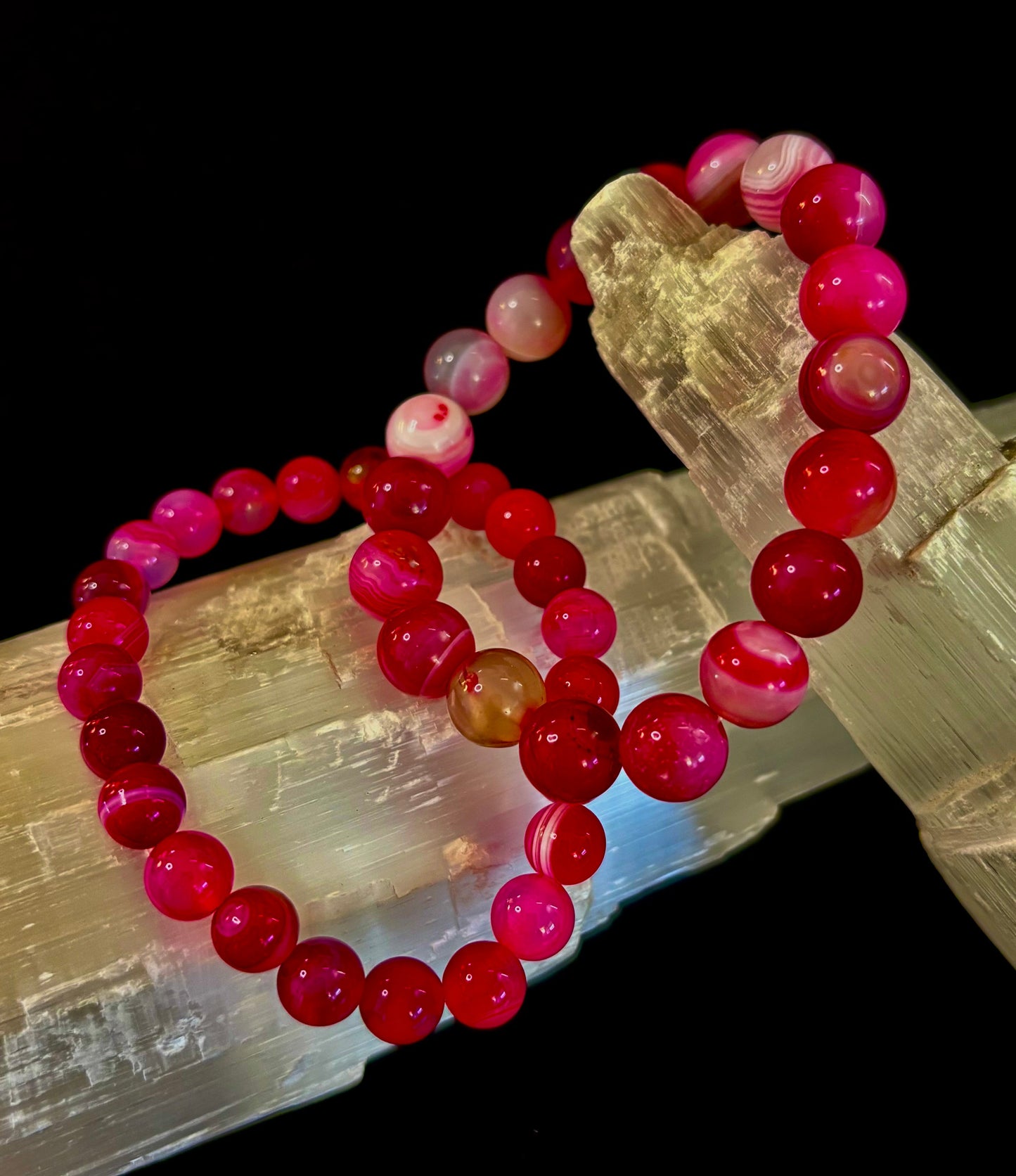 Pulsera Curativa de Ágata Rosa Fucsia con Rayas Infundida con Reiki (8mm o 10mm, 7.5” - Muñecas Medianas)