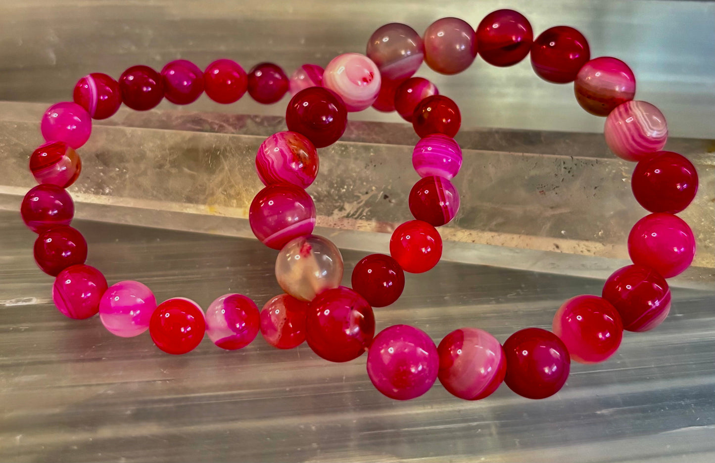 Pulsera Curativa de Ágata Rosa Fucsia con Rayas Infundida con Reiki (8mm o 10mm, 7.5” - Muñecas Medianas)