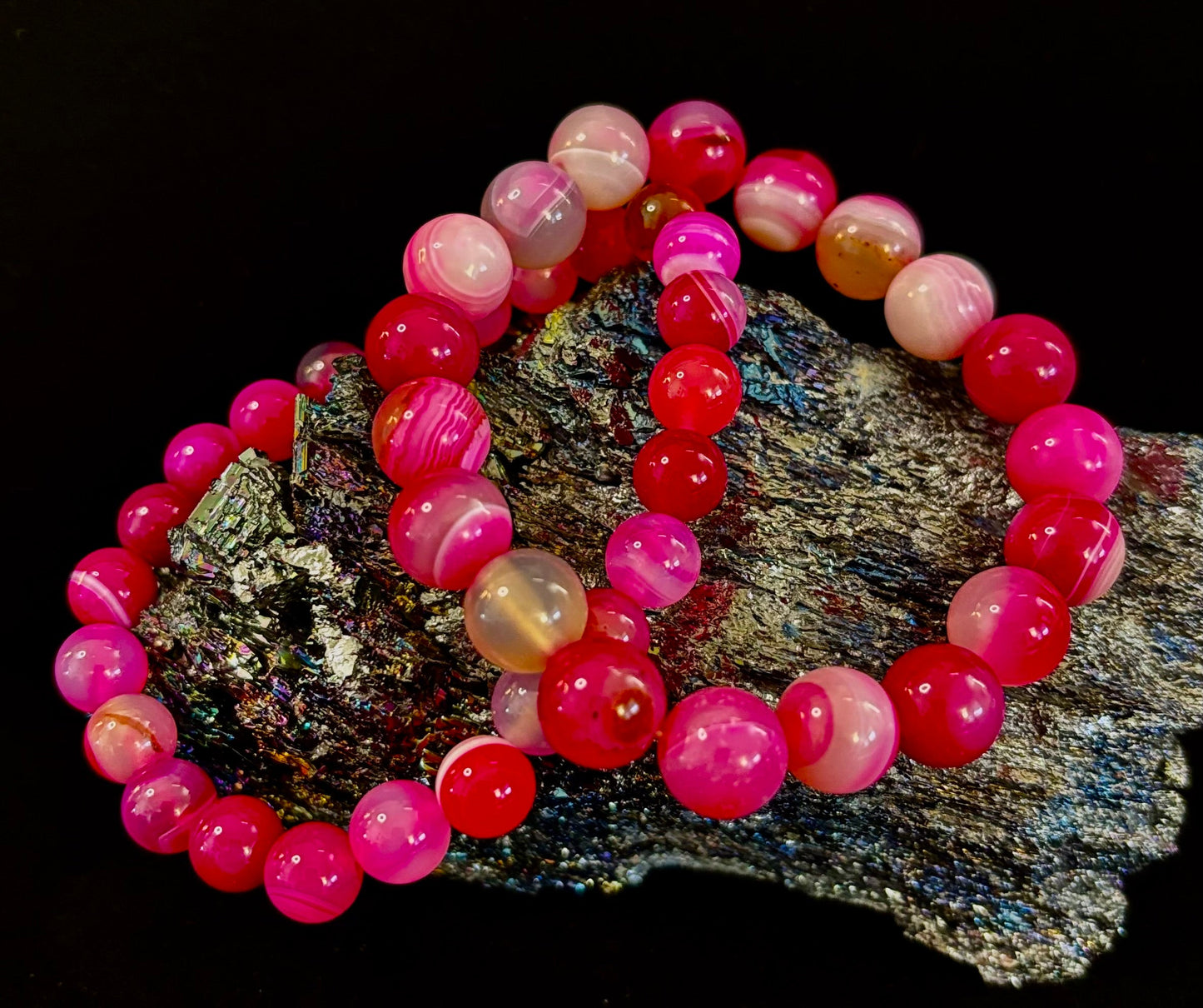 Pulsera Curativa de Ágata Rosa Fucsia con Rayas Infundida con Reiki (8mm o 10mm, 7.5” - Muñecas Medianas)