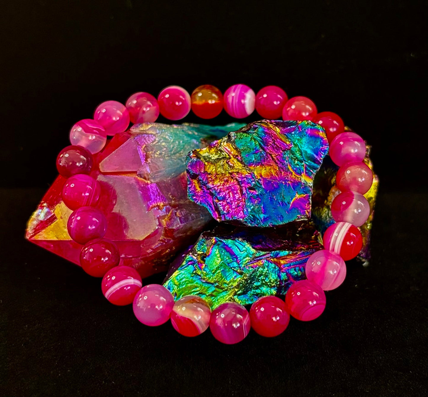 Pulsera Curativa de Ágata Rosa Fucsia con Rayas Infundida con Reiki (8mm o 10mm, 7.5” - Muñecas Medianas)
