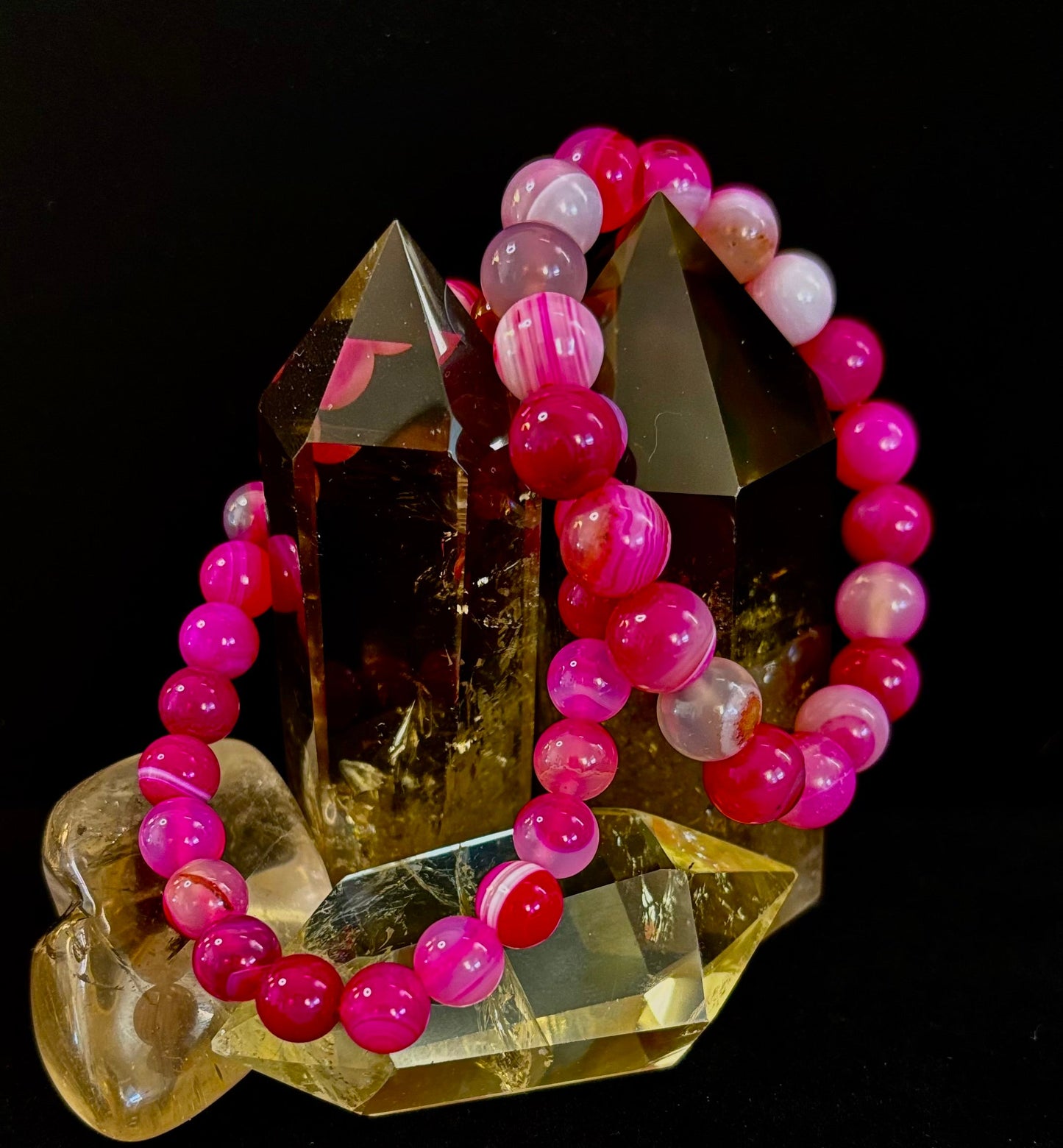 Pulsera Curativa de Ágata Rosa Fucsia con Rayas Infundida con Reiki (8mm o 10mm, 7.5” - Muñecas Medianas)