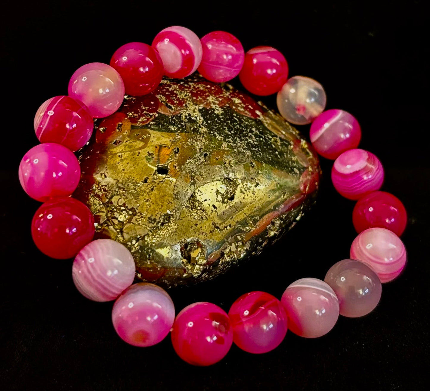 Pulsera Curativa de Ágata Rosa Fucsia con Rayas Infundida con Reiki (8mm o 10mm, 7.5” - Muñecas Medianas)