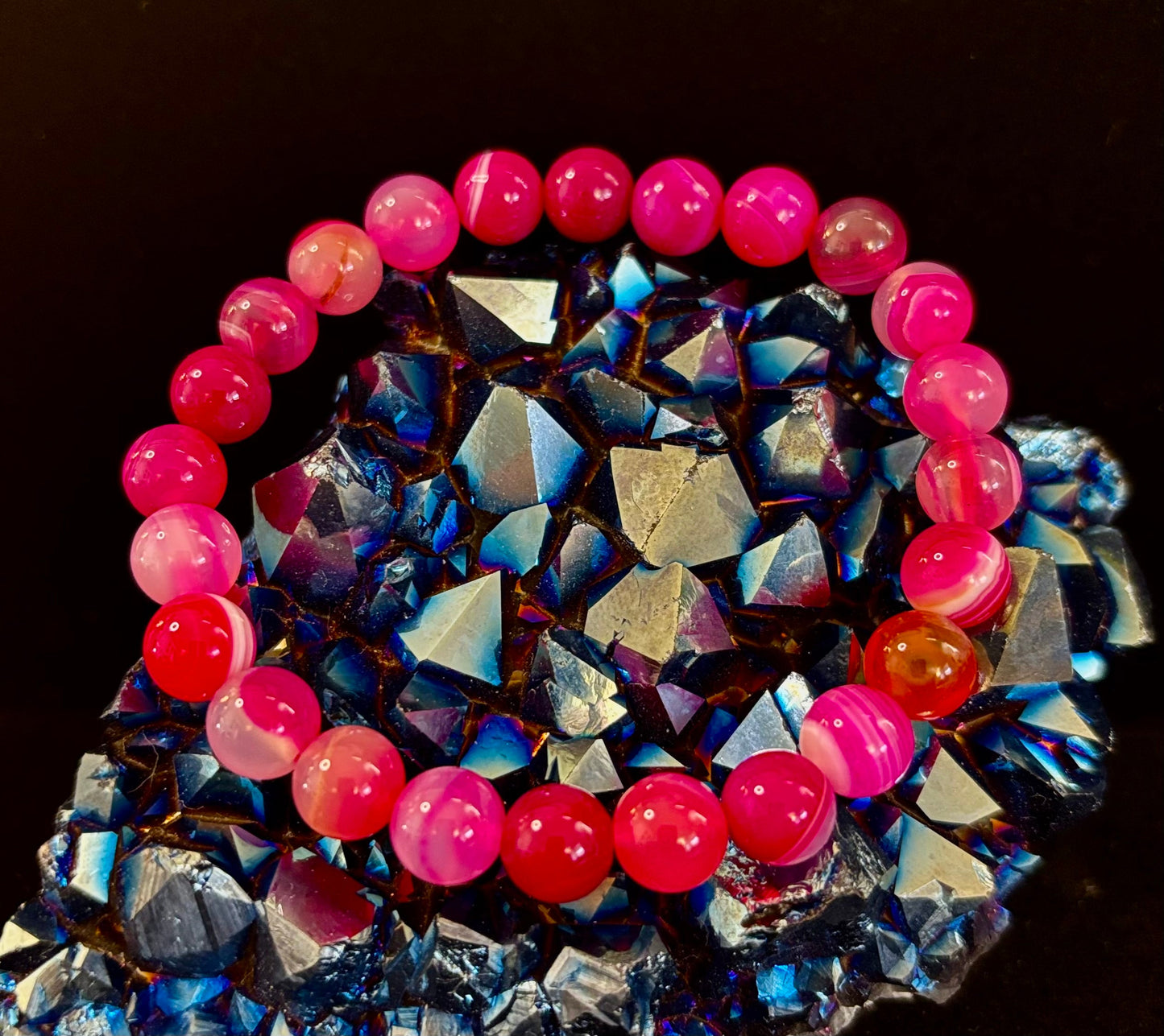 Pulsera Curativa de Ágata Rosa Fucsia con Rayas Infundida con Reiki (8mm o 10mm, 7.5” - Muñecas Medianas)