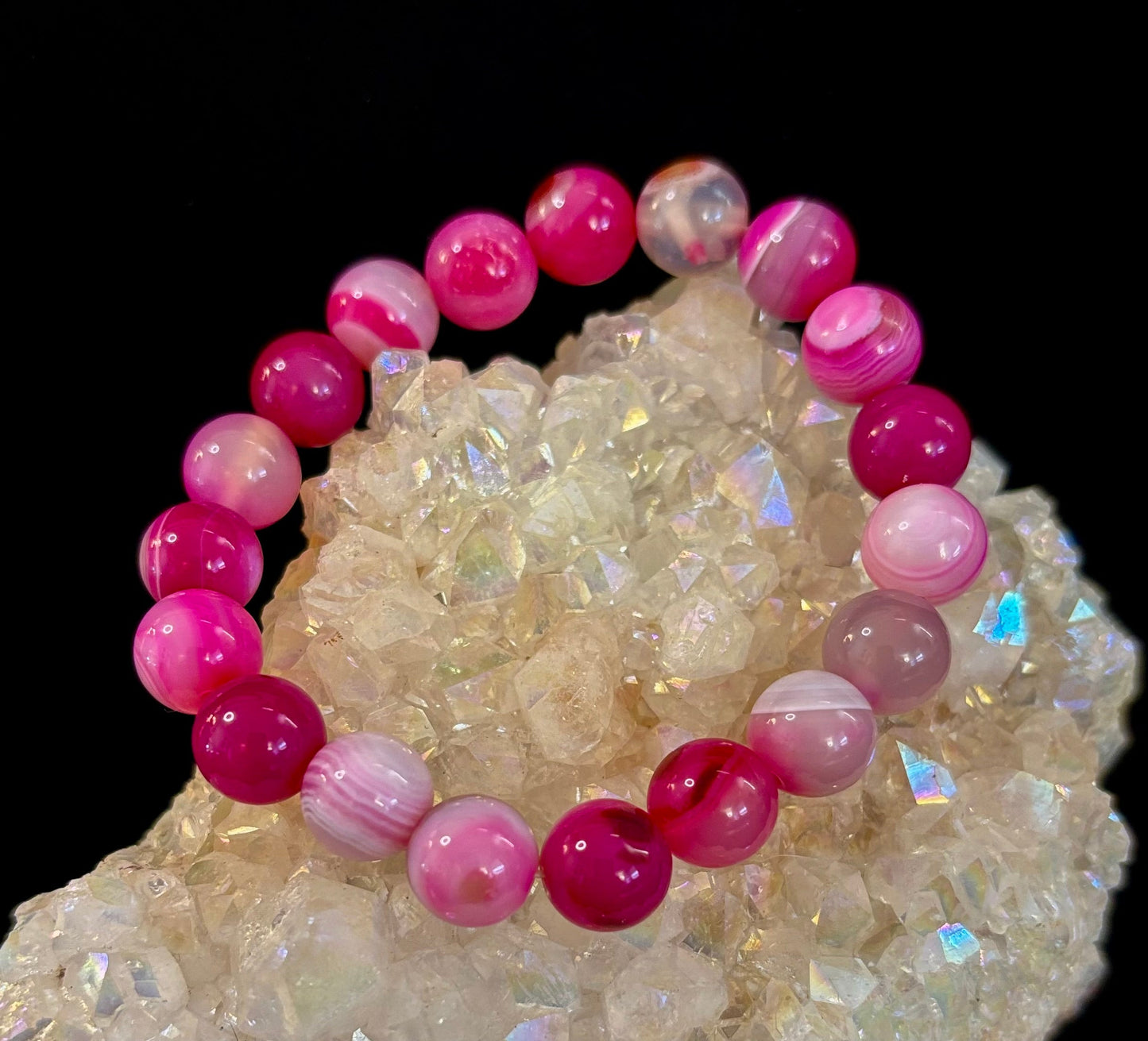 Pulsera Curativa de Ágata Rosa Fucsia con Rayas Infundida con Reiki (8mm o 10mm, 7.5” - Muñecas Medianas)