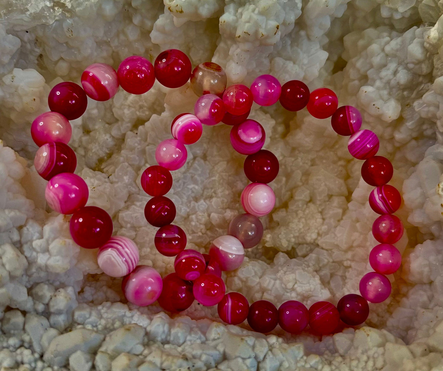 Pulsera Curativa de Ágata Rosa Fucsia con Rayas Infundida con Reiki (8mm o 10mm, 7.5” - Muñecas Medianas)