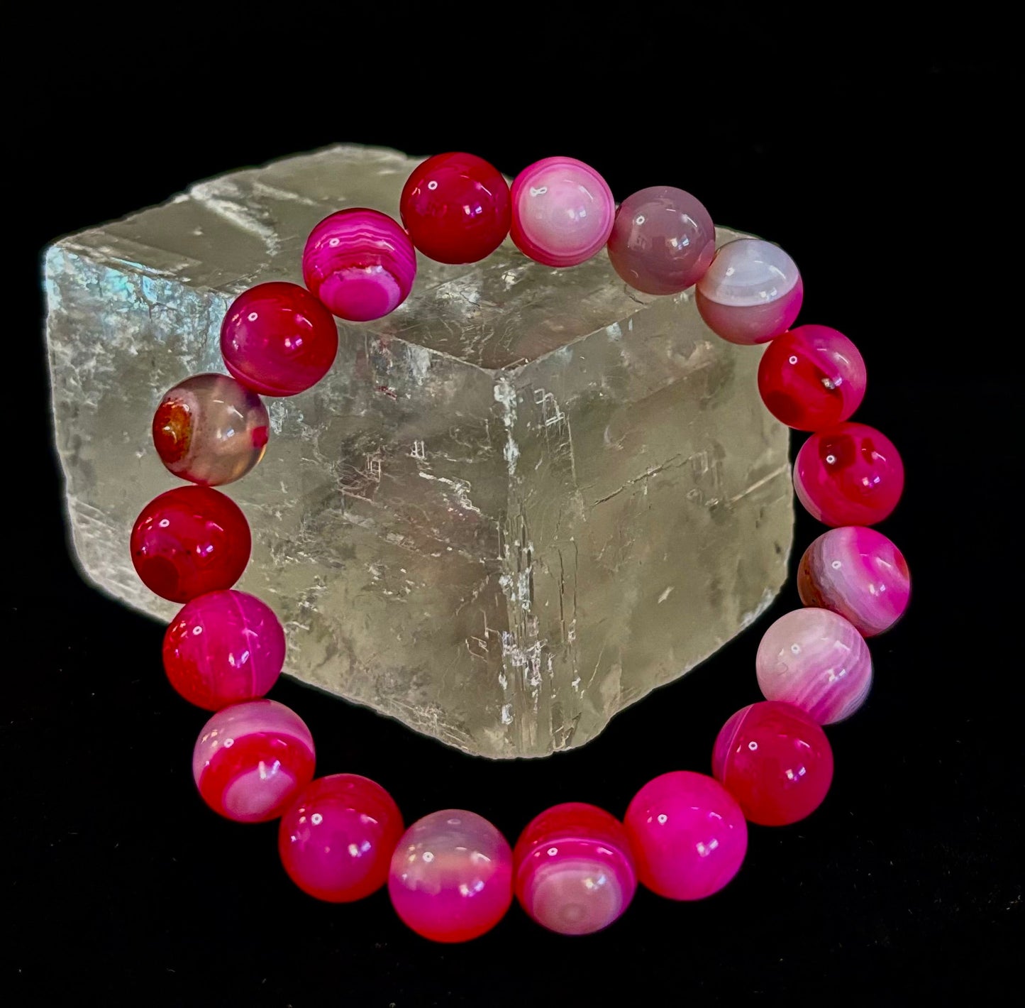 Pulsera Curativa de Ágata Rosa Fucsia con Rayas Infundida con Reiki (8mm o 10mm, 7.5” - Muñecas Medianas)