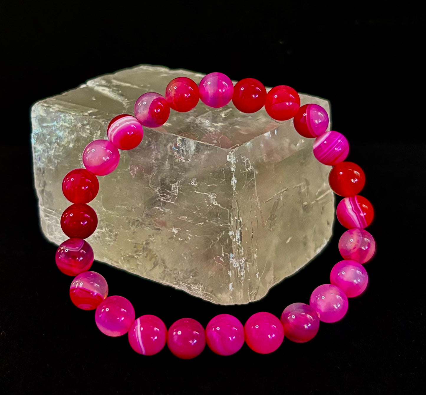 Pulsera Curativa de Ágata Rosa Fucsia con Rayas Infundida con Reiki (8mm o 10mm, 7.5” - Muñecas Medianas)
