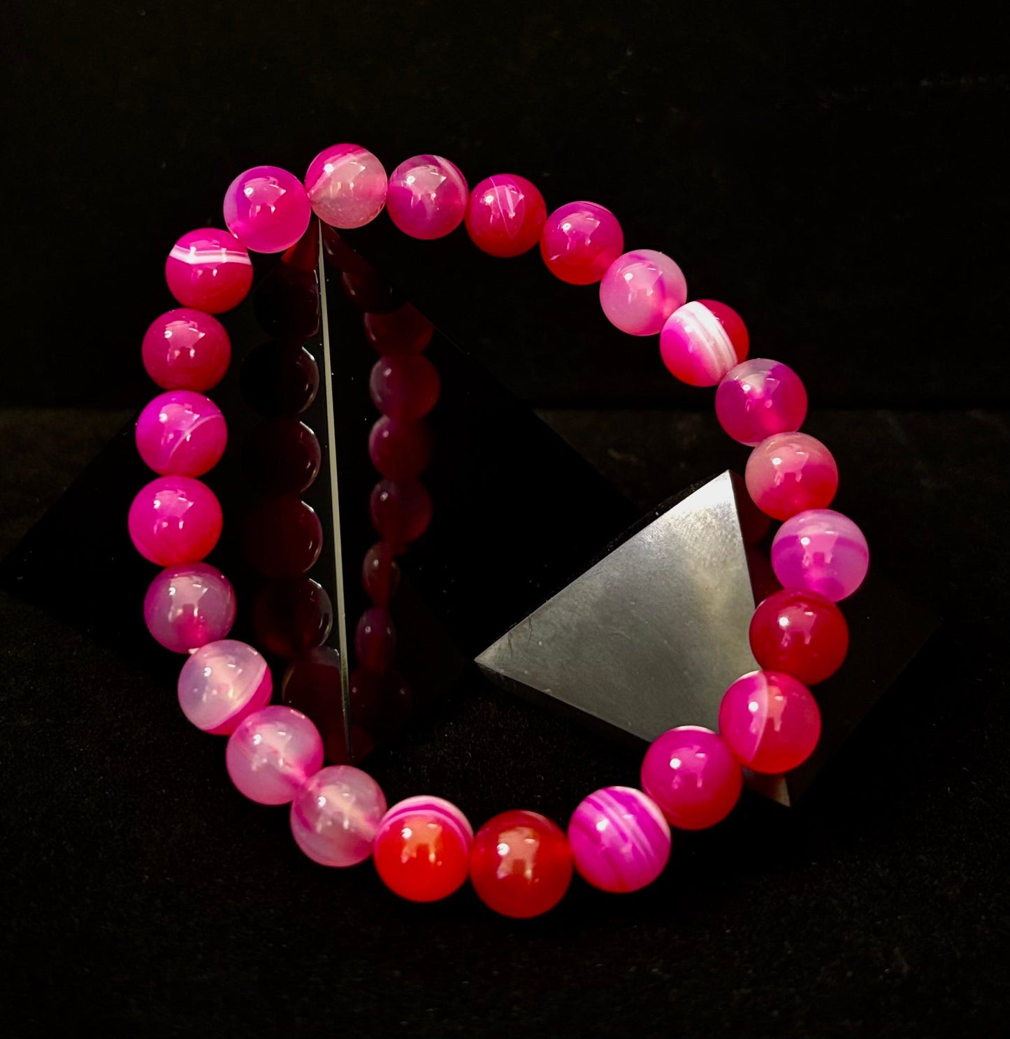 Pulsera Curativa de Ágata Rosa Fucsia con Rayas Infundida con Reiki (8mm o 10mm, 7.5” - Muñecas Medianas)