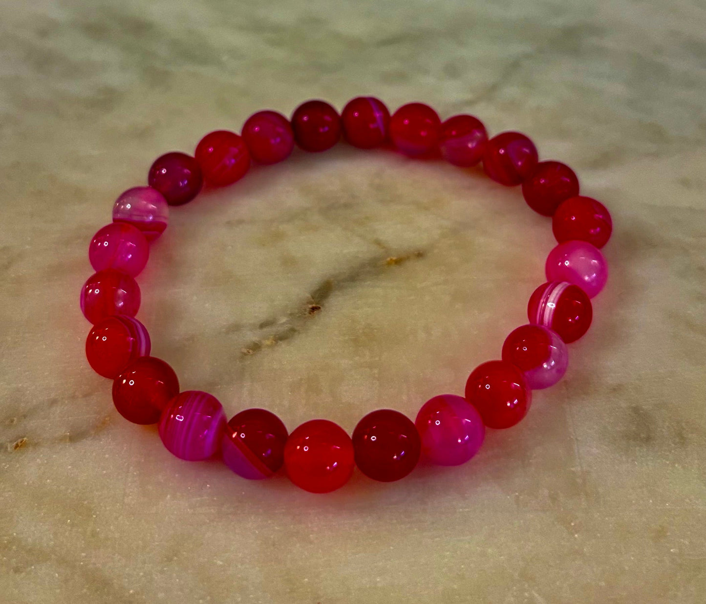 Pulsera Curativa de Ágata Rosa Fucsia con Rayas Infundida con Reiki (8mm o 10mm, 7.5” - Muñecas Medianas)
