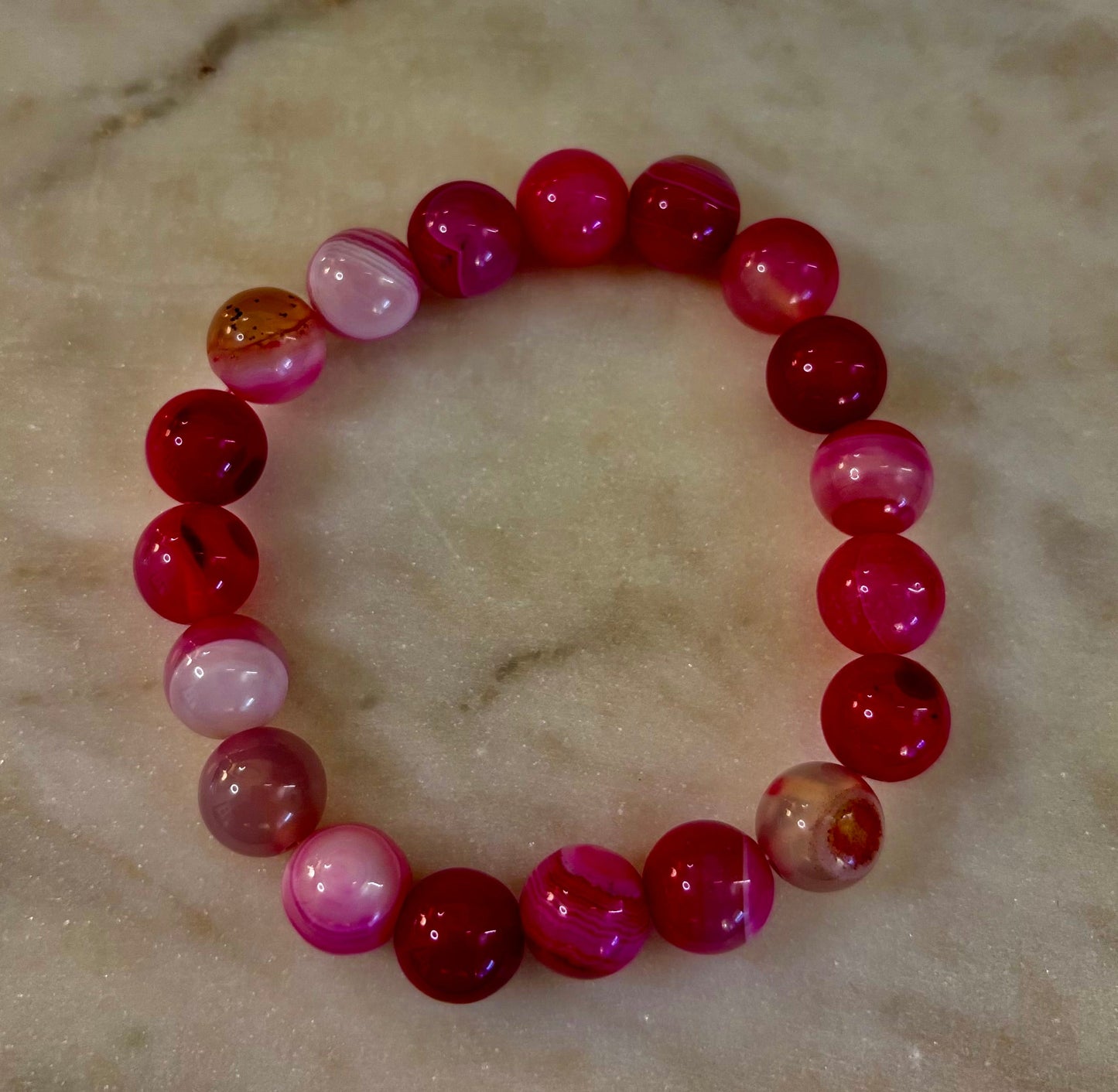 Pulsera Curativa de Ágata Rosa Fucsia con Rayas Infundida con Reiki (8mm o 10mm, 7.5” - Muñecas Medianas)