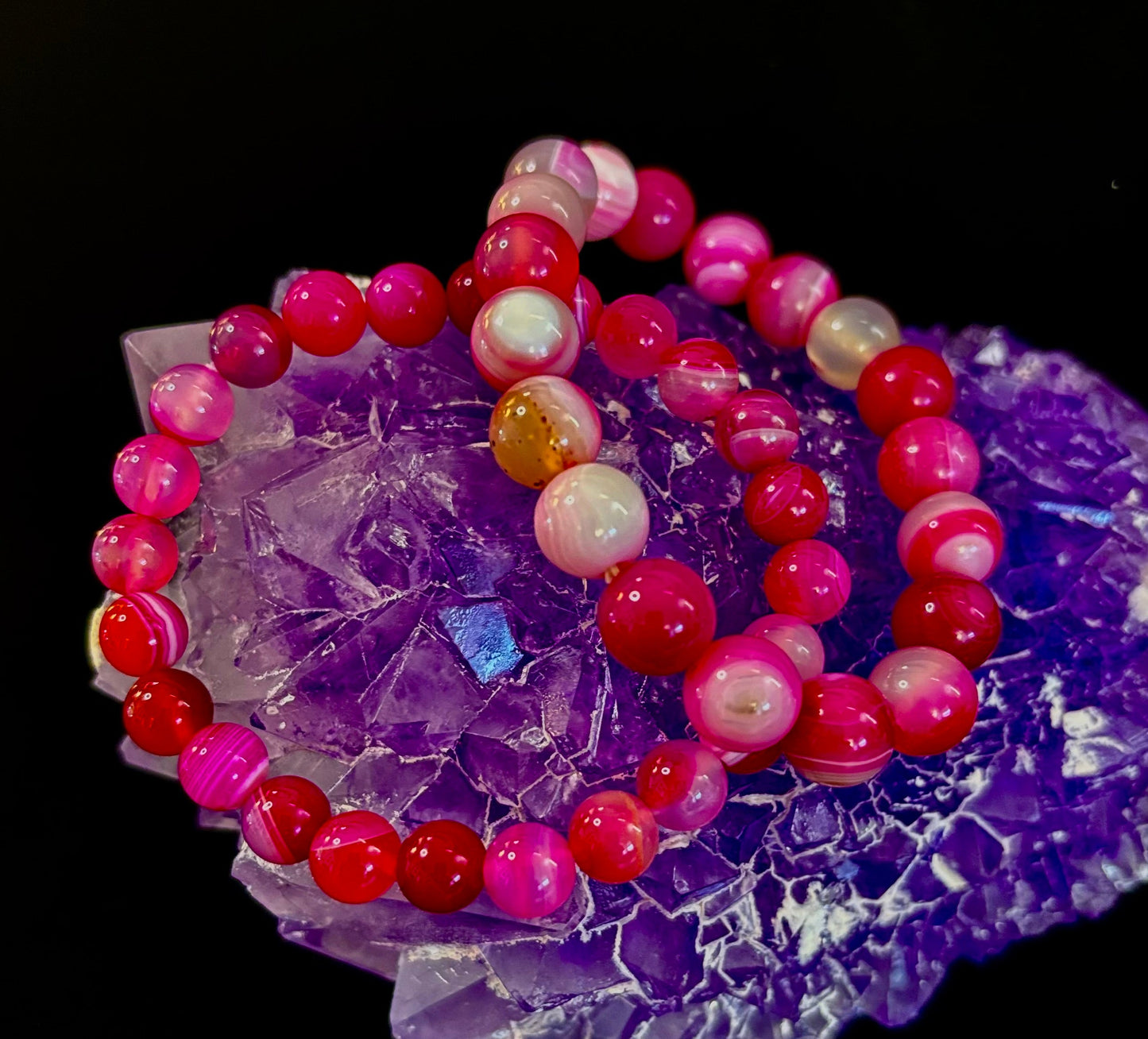 Pulsera Curativa de Ágata Rosa Fucsia con Rayas Infundida con Reiki (8mm o 10mm, 7.5” - Muñecas Medianas)