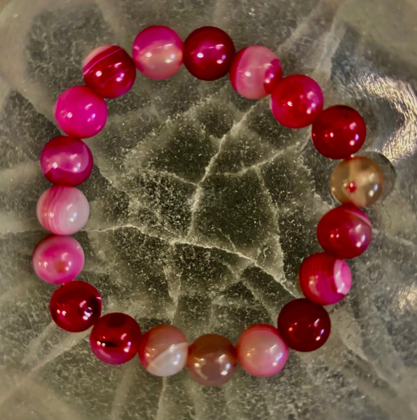 Pulsera Curativa de Ágata Rosa Fucsia con Rayas Infundida con Reiki (8mm o 10mm, 7.5” - Muñecas Medianas)