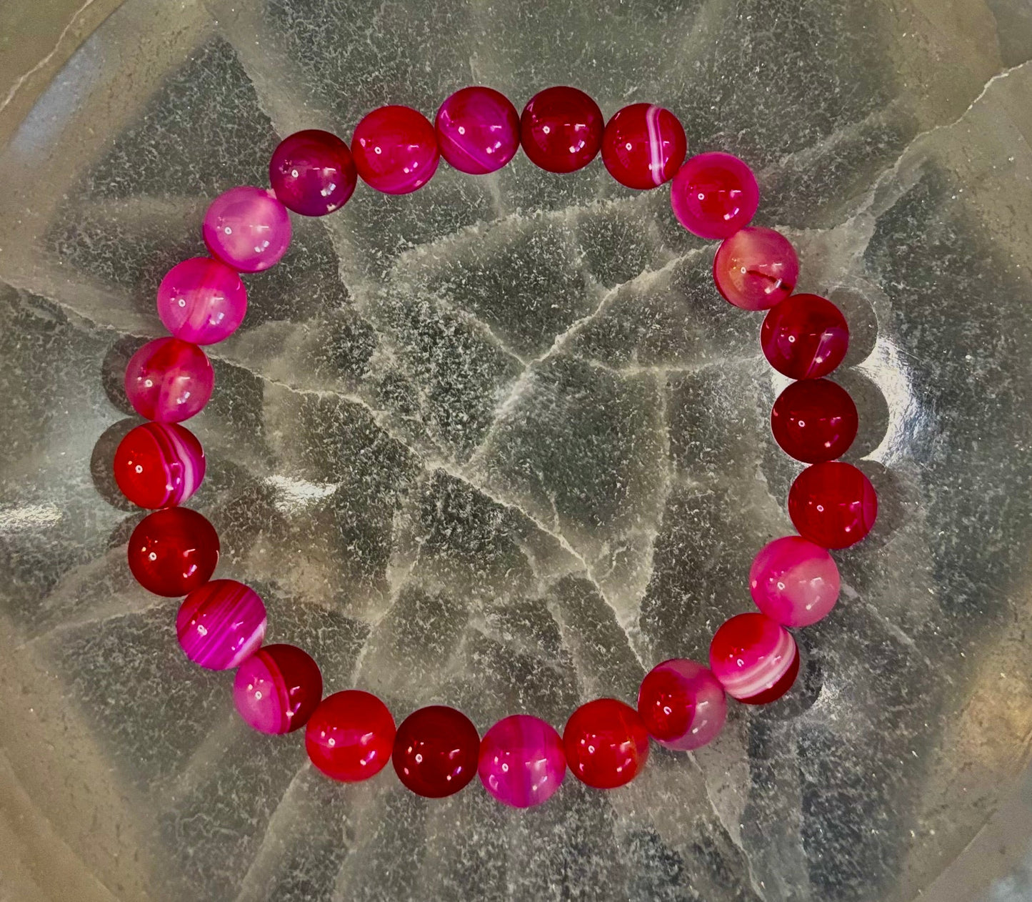 Pulsera Curativa de Ágata Rosa Fucsia con Rayas Infundida con Reiki (8mm o 10mm, 7.5” - Muñecas Medianas)