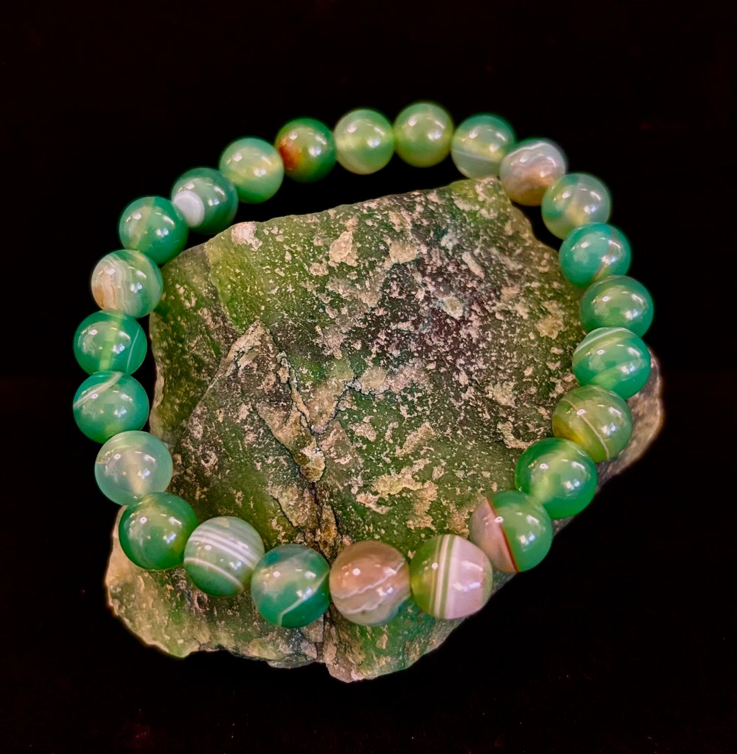 Pulsera de Sanación con Ágata Verde de Rayas Infundida con Reiki (8mm o 10mm) Muñecas Medianas