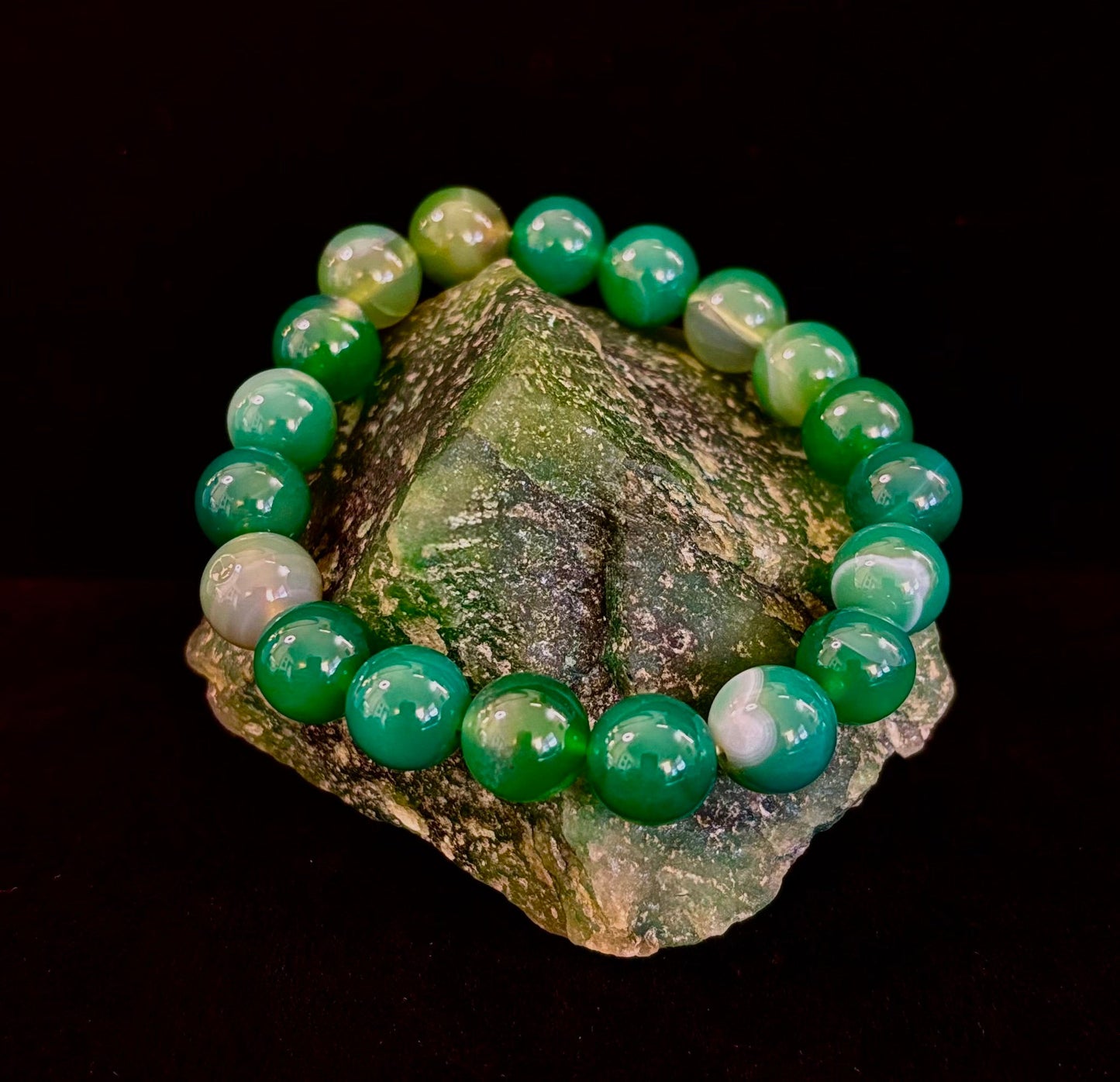 Pulsera de Sanación con Ágata Verde de Rayas Infundida con Reiki (8mm o 10mm) Muñecas Medianas