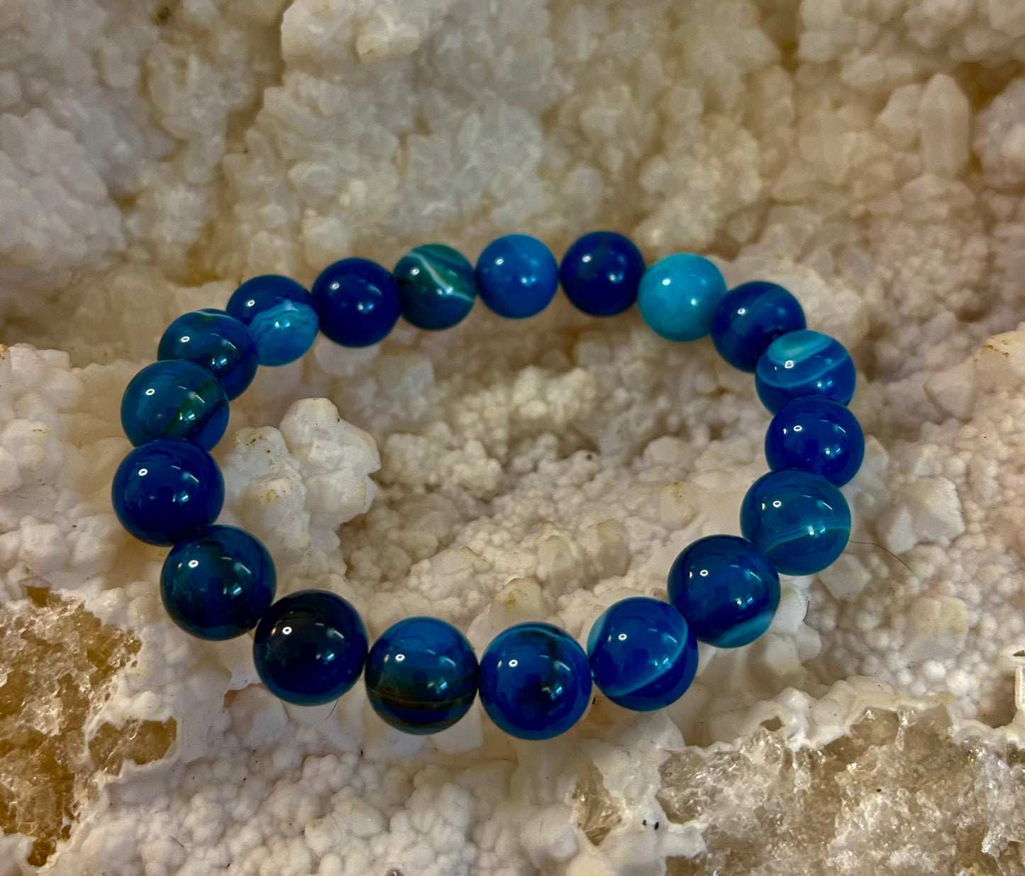 Pulsera de ágata azul rayada infundida con reiki para sanación y calma (muñecas medianas)