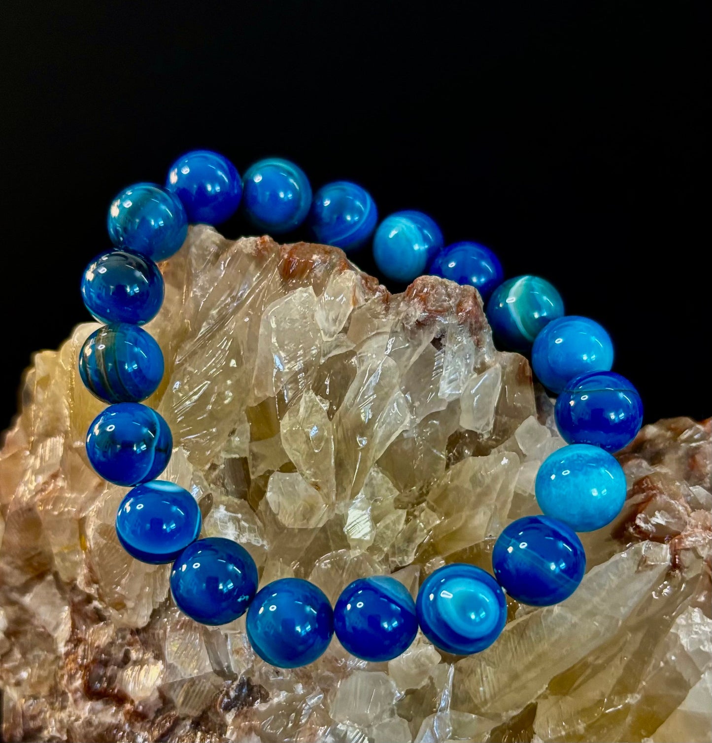 Pulsera de ágata azul rayada infundida con reiki para sanación y calma (muñecas medianas)