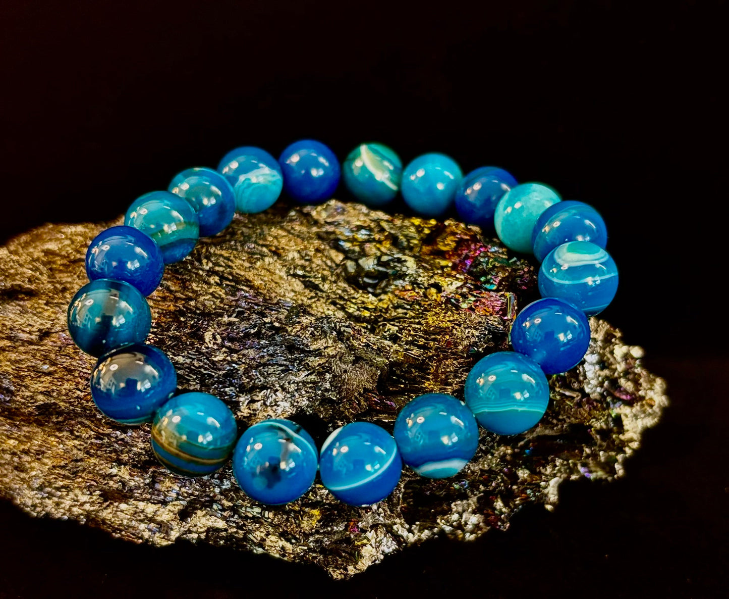Pulsera de ágata azul rayada infundida con reiki para sanación y calma (muñecas medianas)