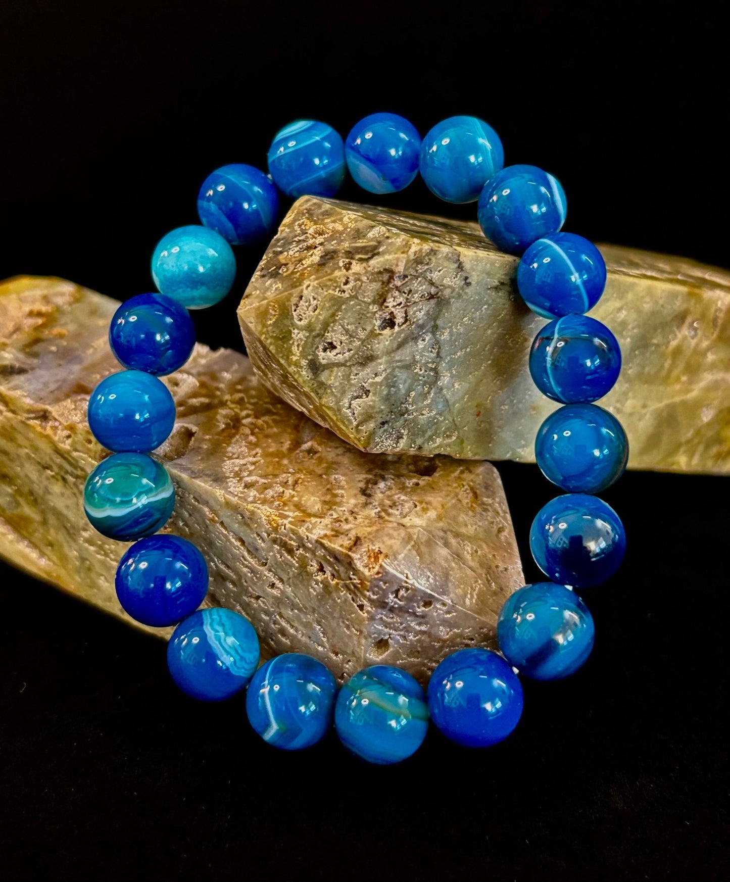 Pulsera de ágata azul rayada infundida con reiki para sanación y calma (muñecas medianas)