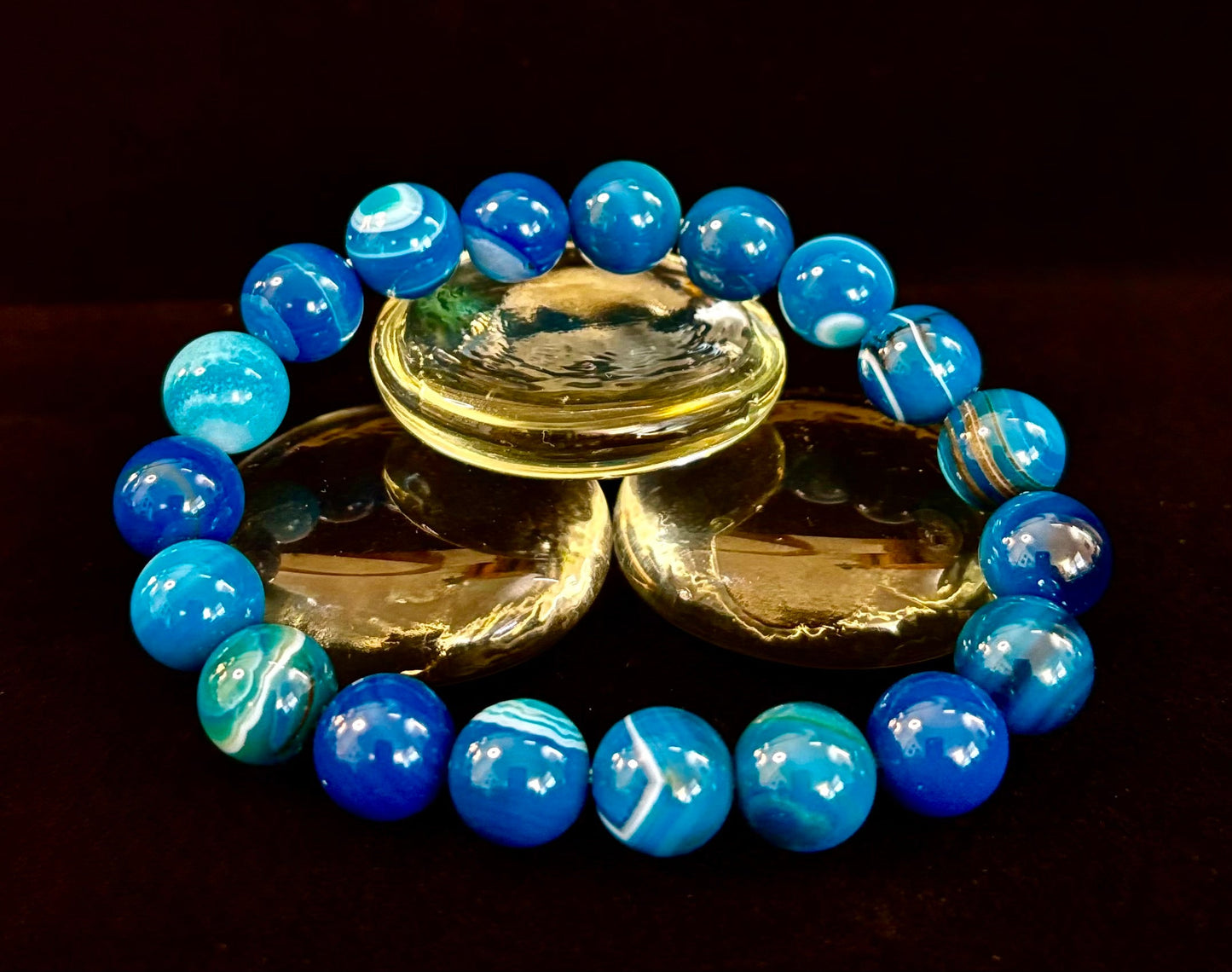 Pulsera de ágata azul rayada infundida con reiki para sanación y calma (muñecas medianas)