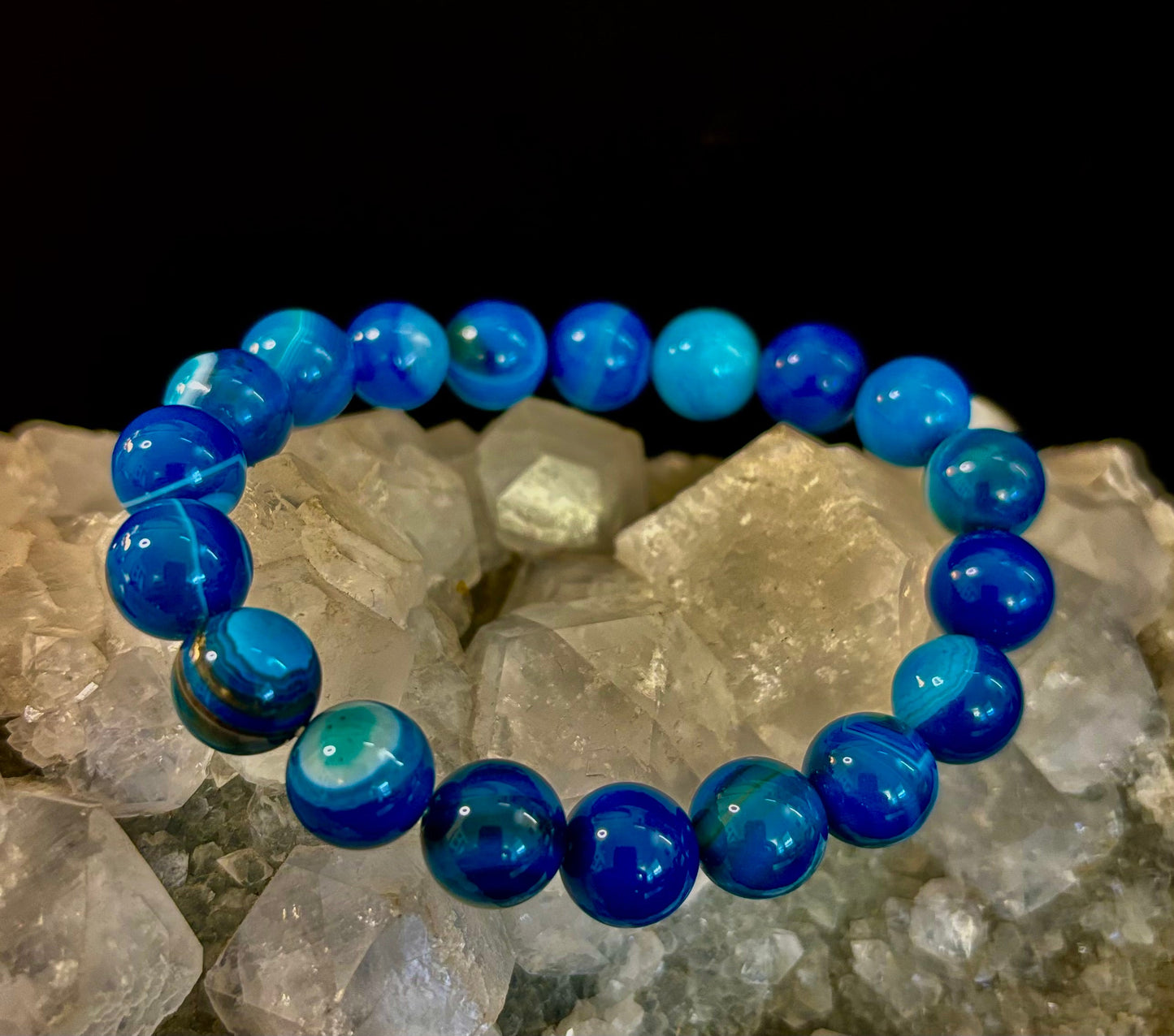 Pulsera de ágata azul rayada infundida con reiki para sanación y calma (muñecas medianas)