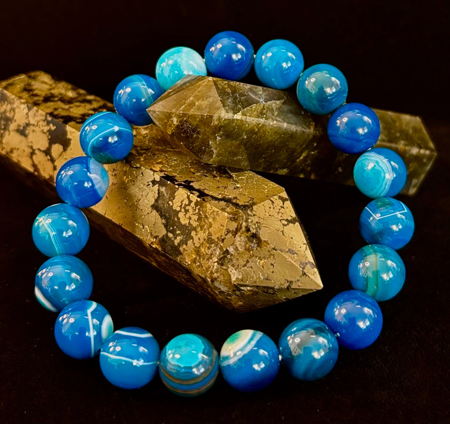 Pulsera de ágata azul rayada infundida con reiki para sanación y calma (muñecas medianas)