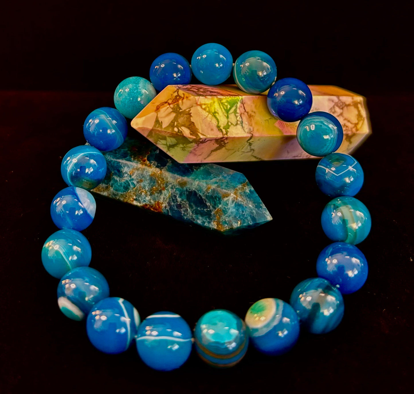 Pulsera de ágata azul rayada infundida con reiki para sanación y calma (muñecas medianas)