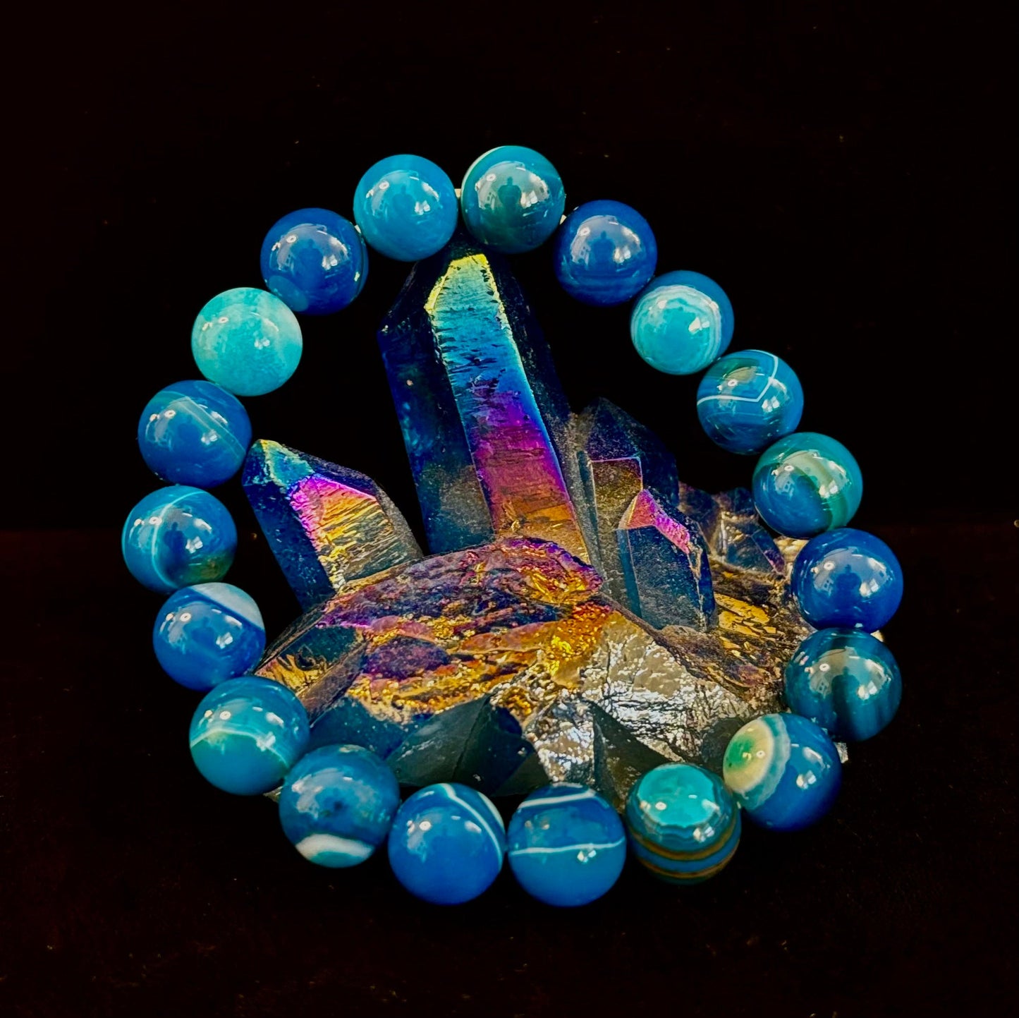 Pulsera de ágata azul rayada infundida con reiki para sanación y calma (muñecas medianas)