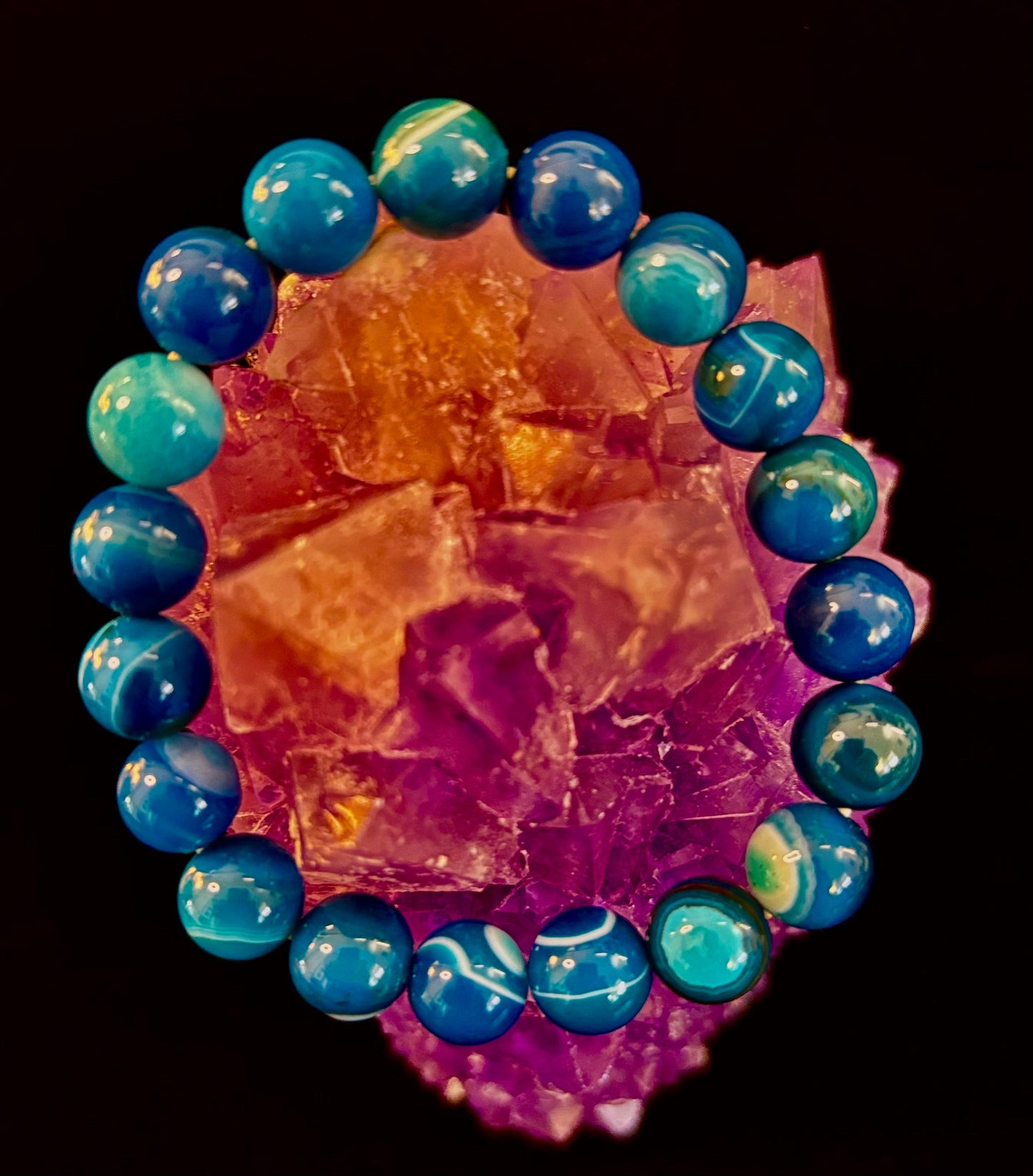 Pulsera de ágata azul rayada infundida con reiki para sanación y calma (muñecas medianas)