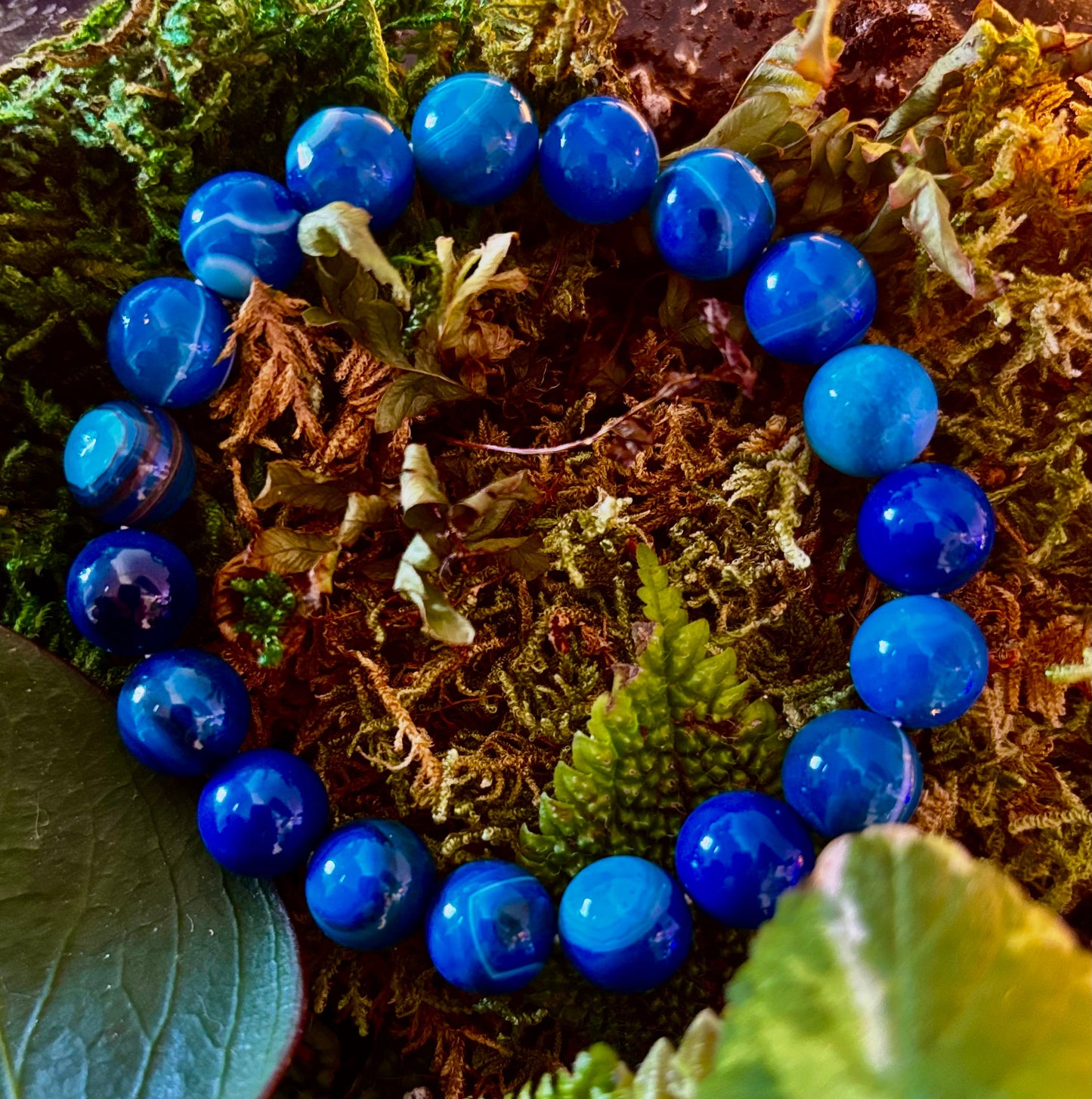 Pulsera de ágata azul rayada infundida con reiki para sanación y calma (muñecas medianas)
