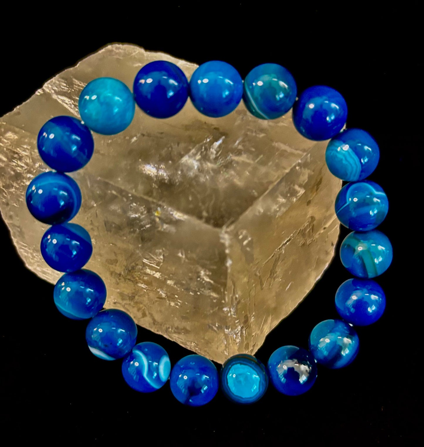 Pulsera de ágata azul rayada infundida con reiki para sanación y calma (muñecas medianas)