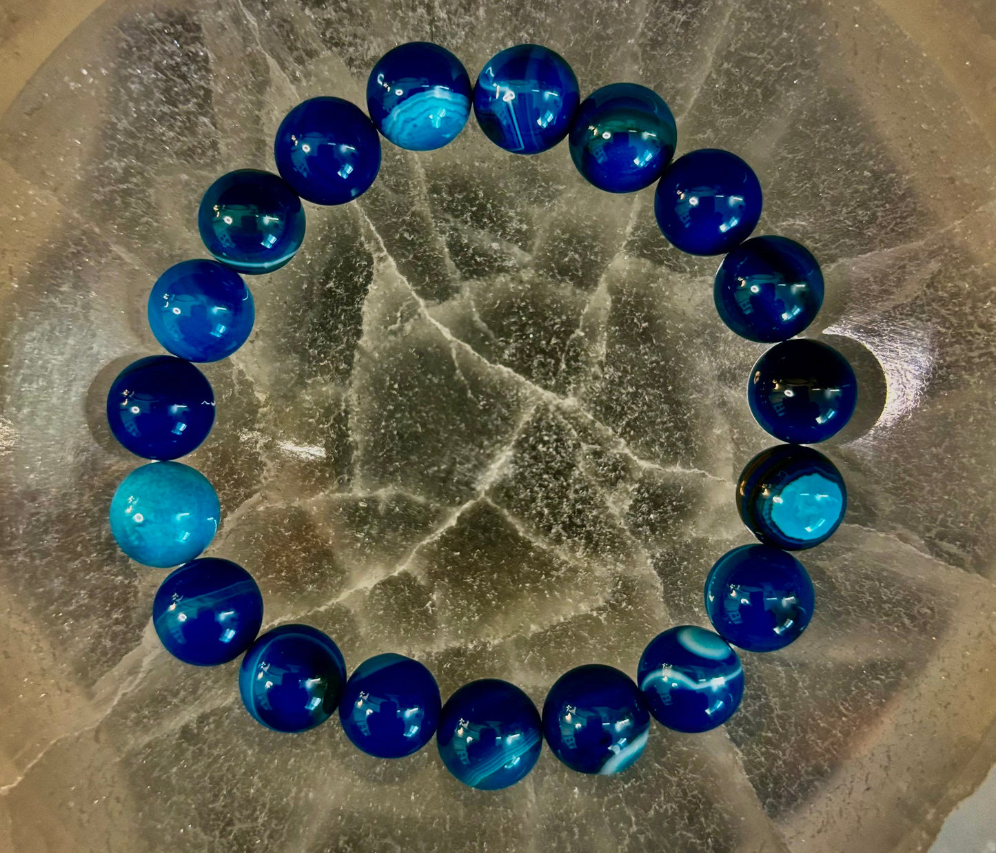 Pulsera de ágata azul rayada infundida con reiki para sanación y calma (muñecas medianas)