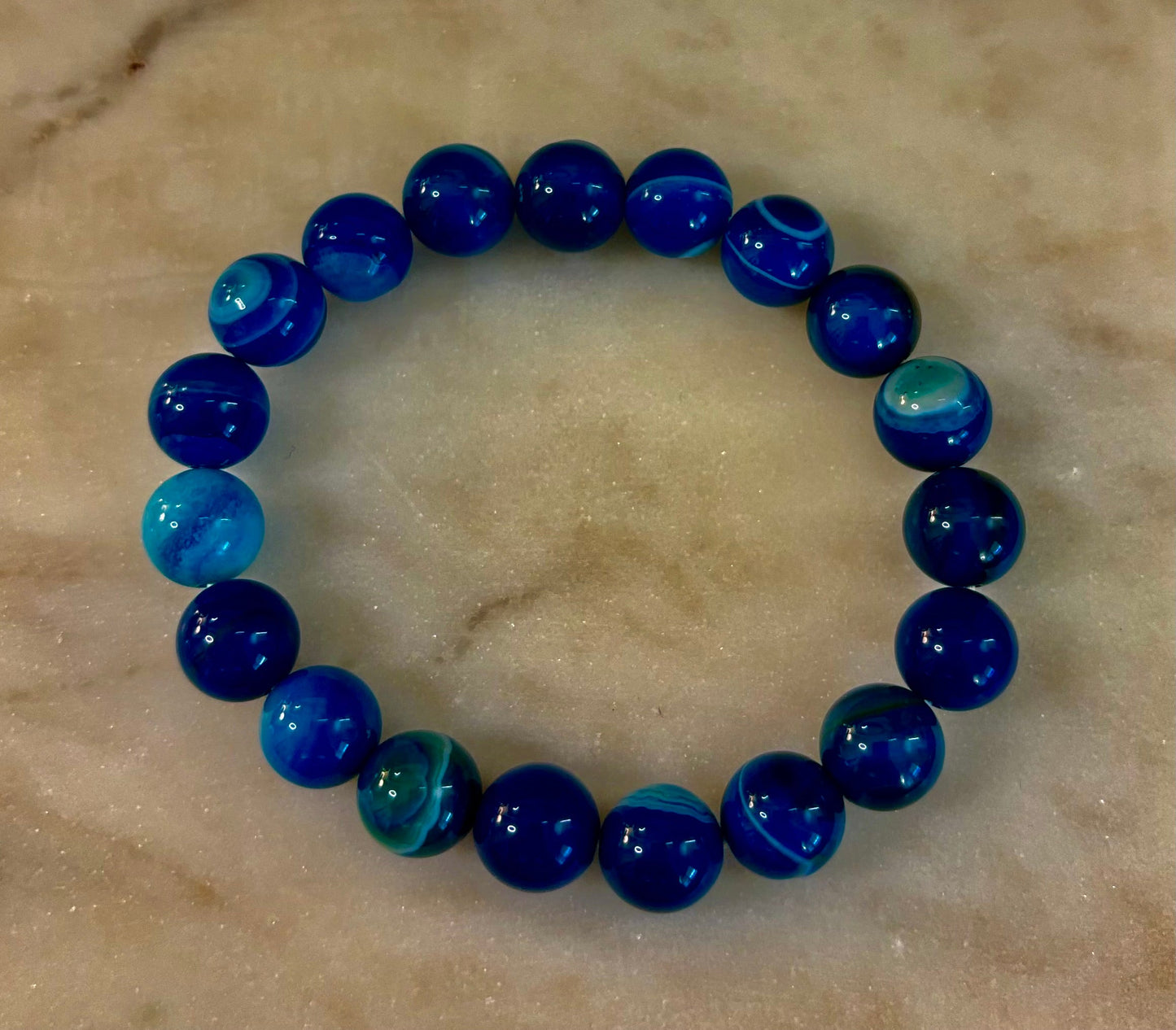Pulsera de ágata azul rayada infundida con reiki para sanación y calma (muñecas medianas)