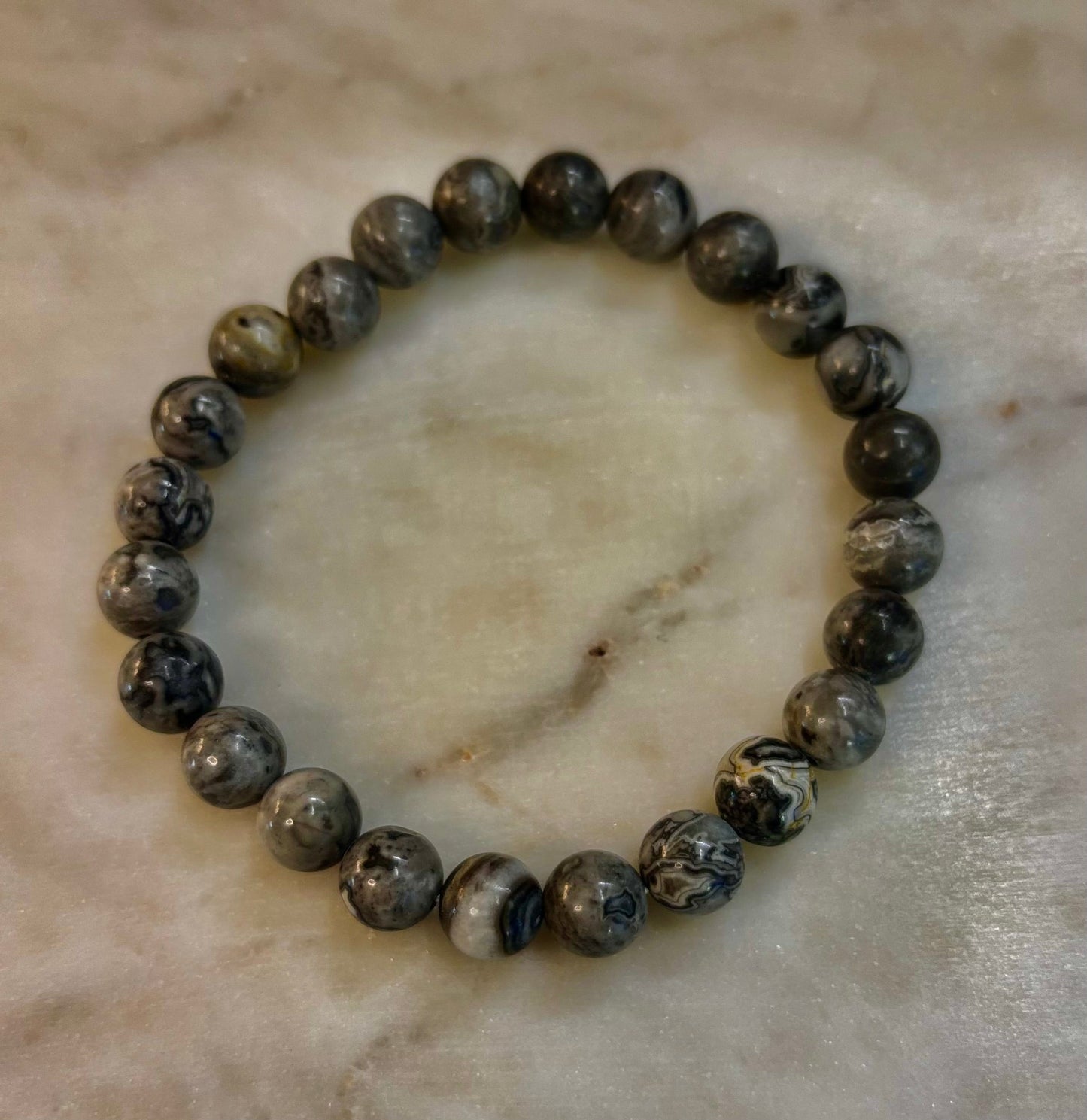 Pulsera de manifestación y conexión a tierra de jaspe de encaje ondulado de 8 mm con infusión de Reiki (muñecas medianas-grandes)
